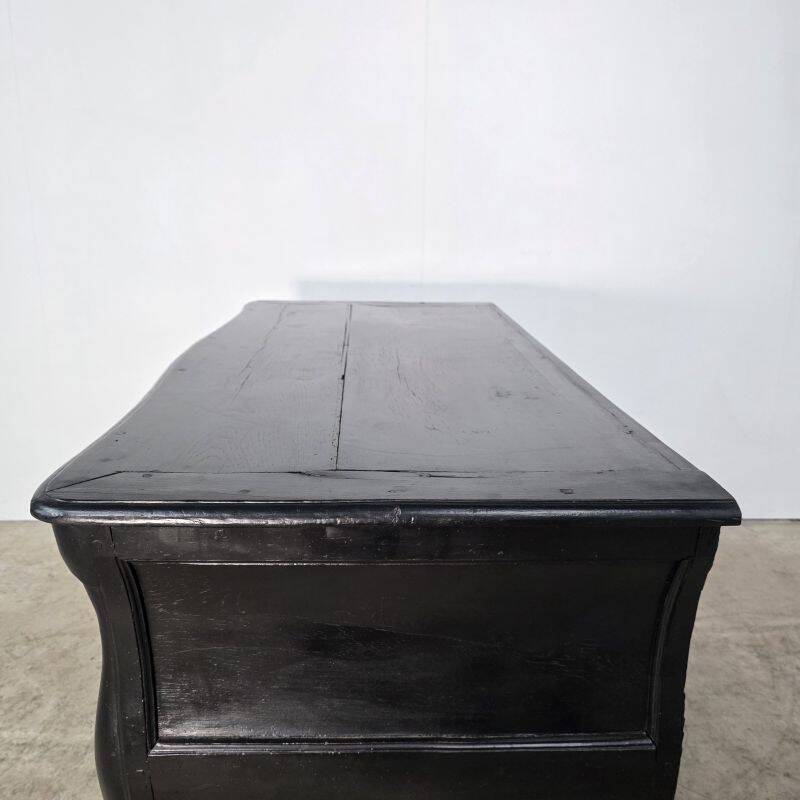 Beautiful curved tomb commode from the Louis XV period, black lacquered.