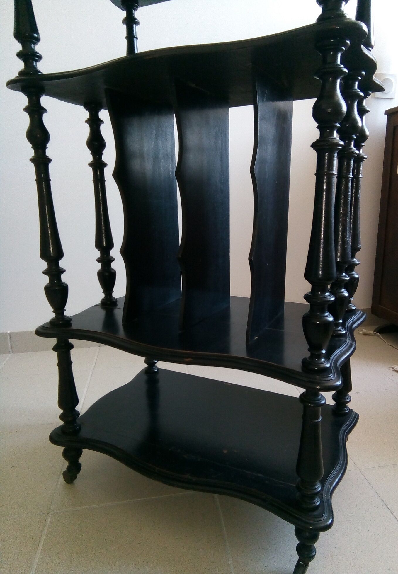 Black shelf 4 shelves on wheels