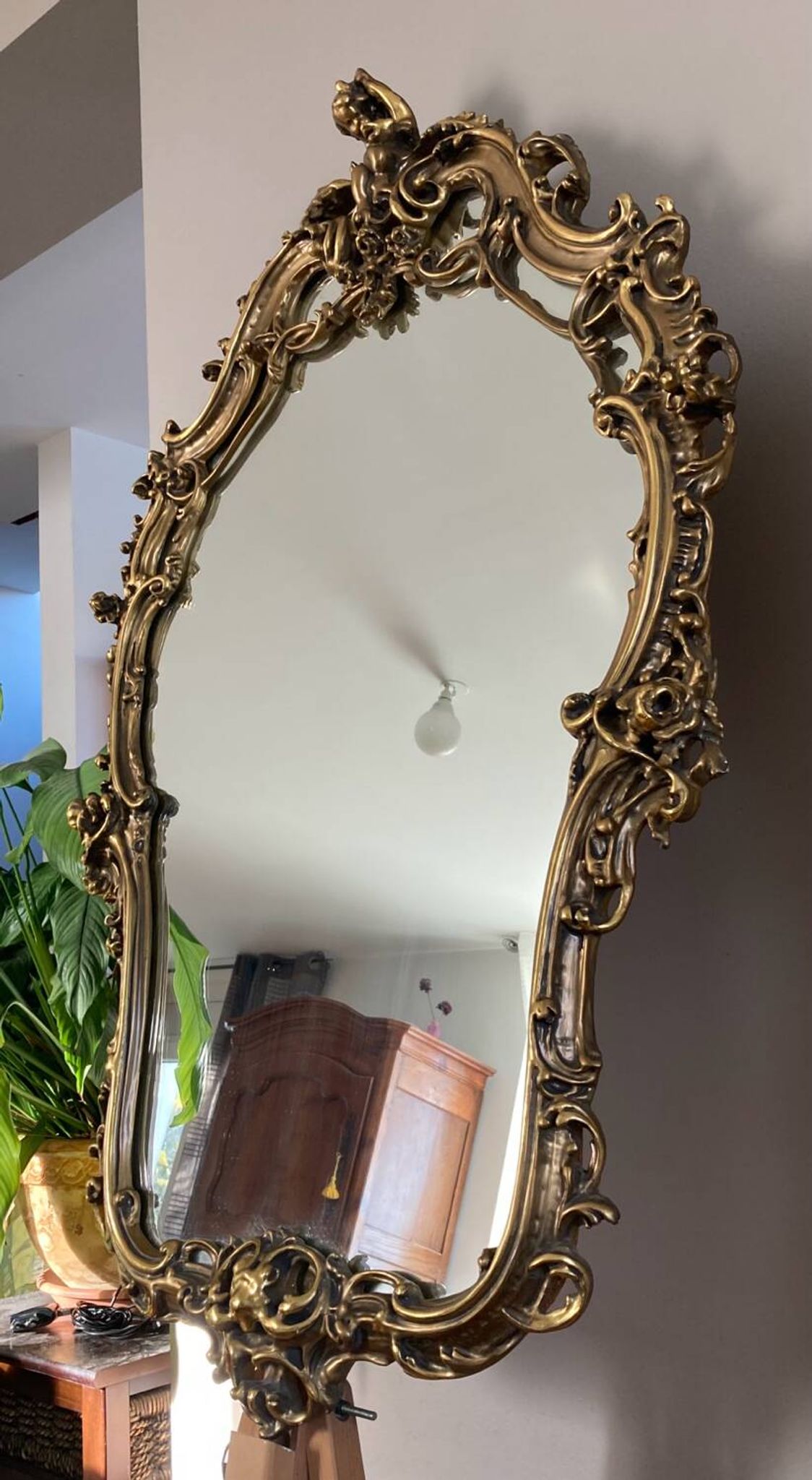Rocaille style mirror from the 20th century in wood and gilded stucco, Putto on the pediment