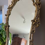 Rocaille style mirror from the 20th century in wood and gilded stucco, Putto on the pediment