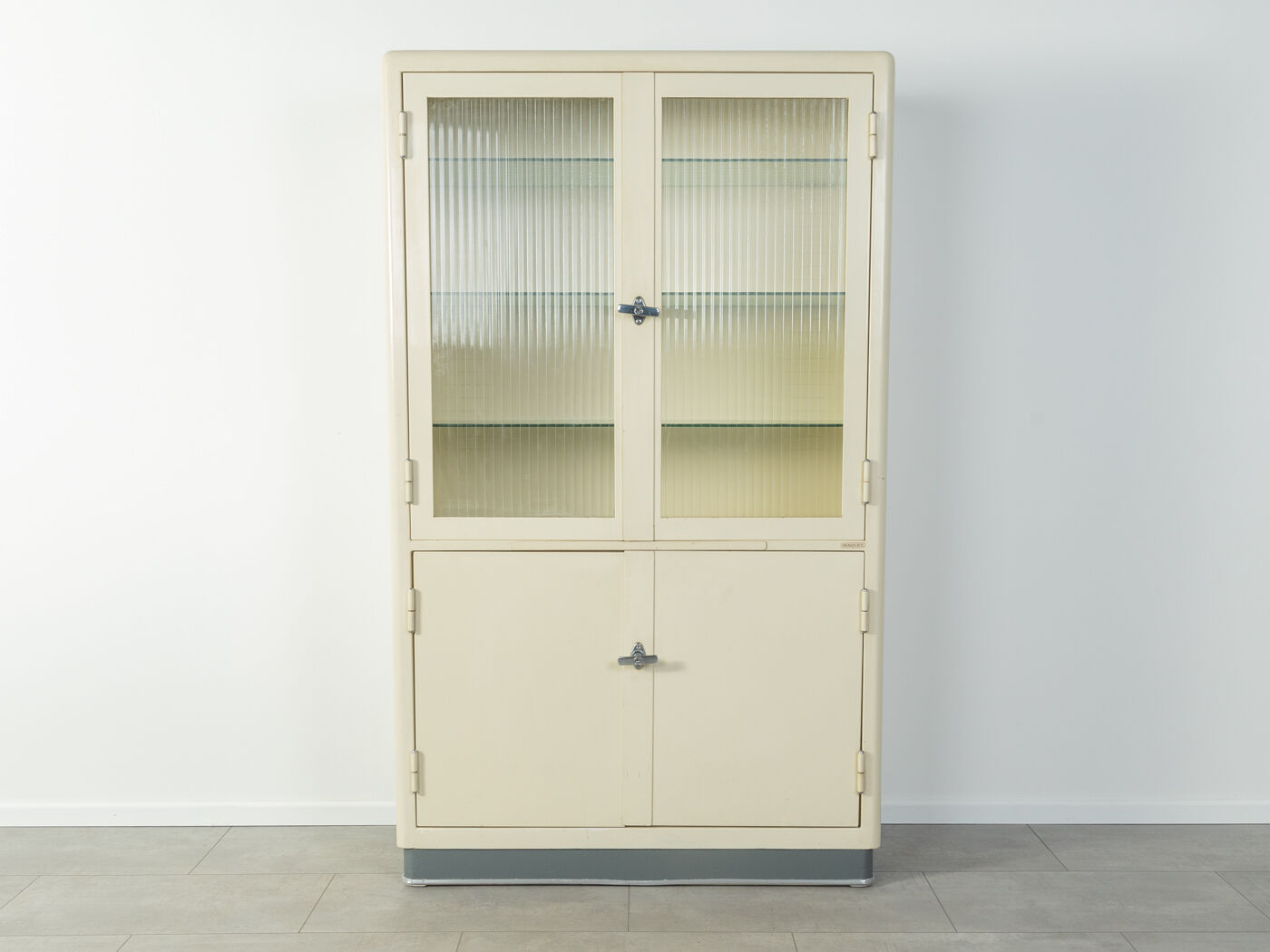 Armoire à pharmacie des années 1950 , Maquet