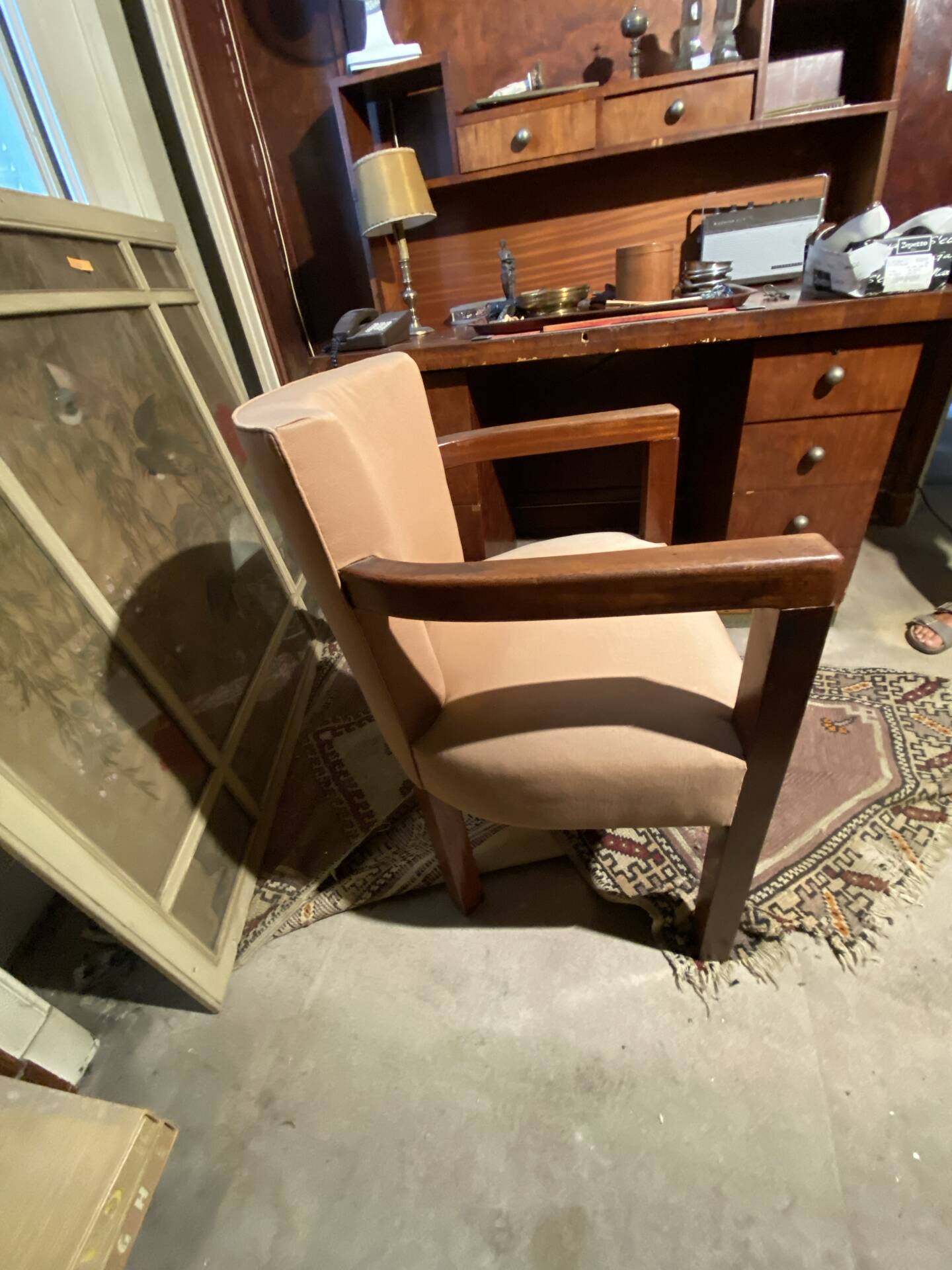 Fauteuil vintage avec structure et accoudoirs en bois