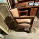 Fauteuil vintage avec structure et accoudoirs en bois