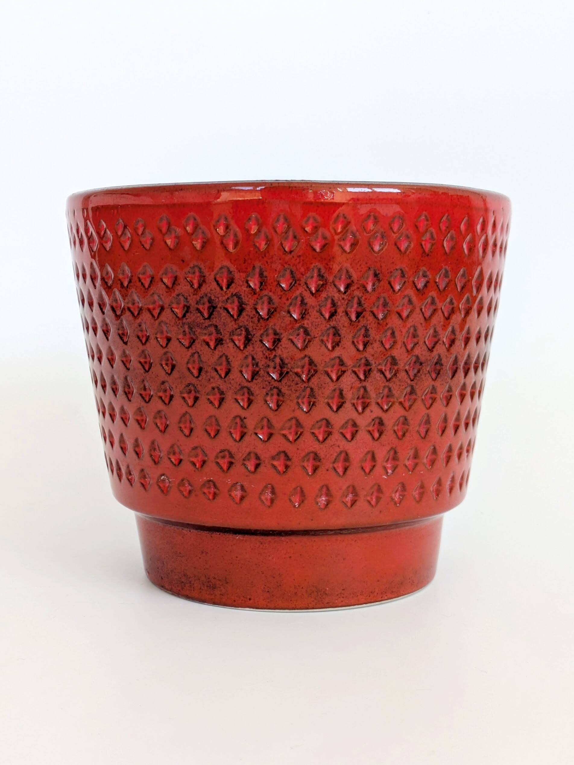 Grand cache-pot vintage en céramique allemande, texture fraise rouge