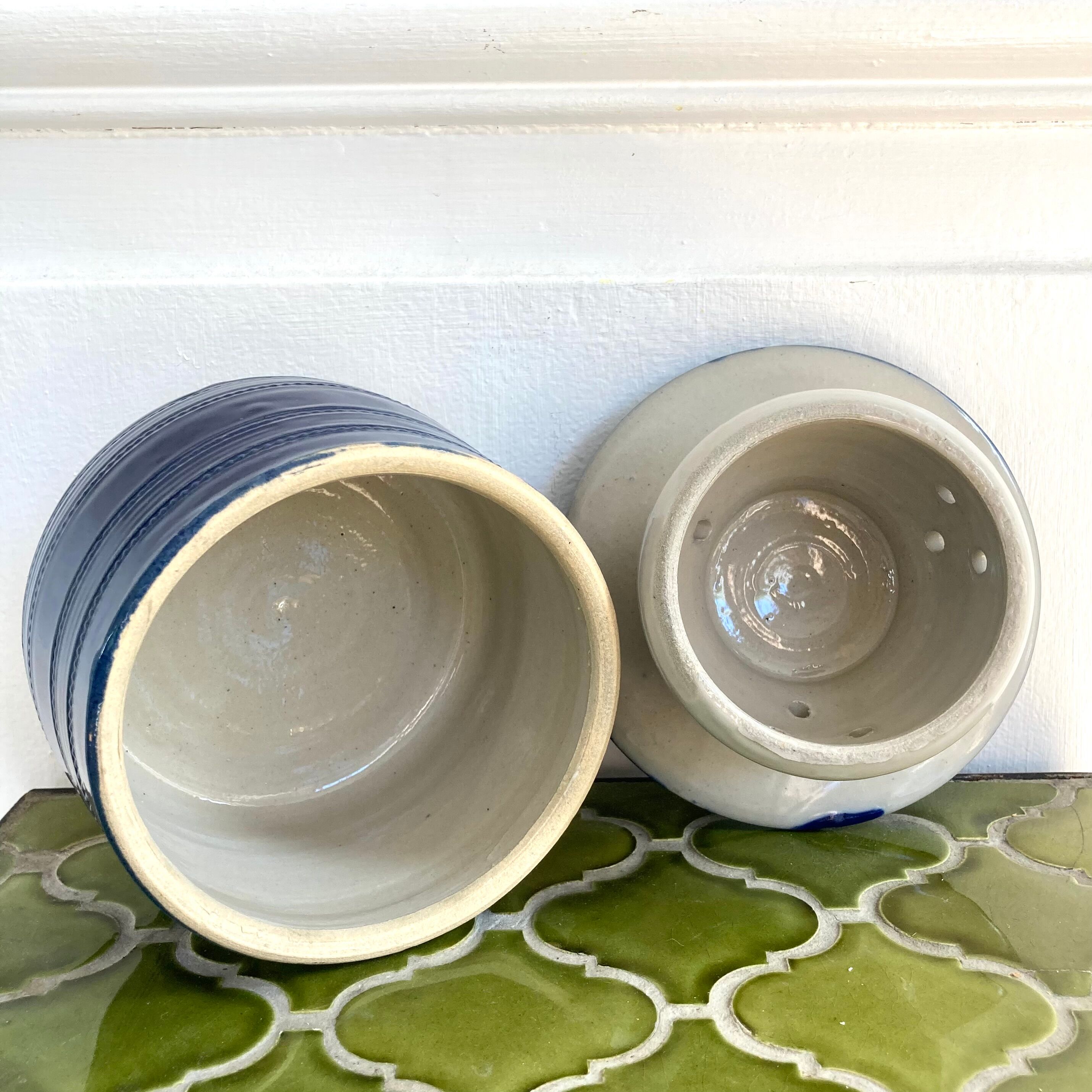 Water-bearing stoneware pot