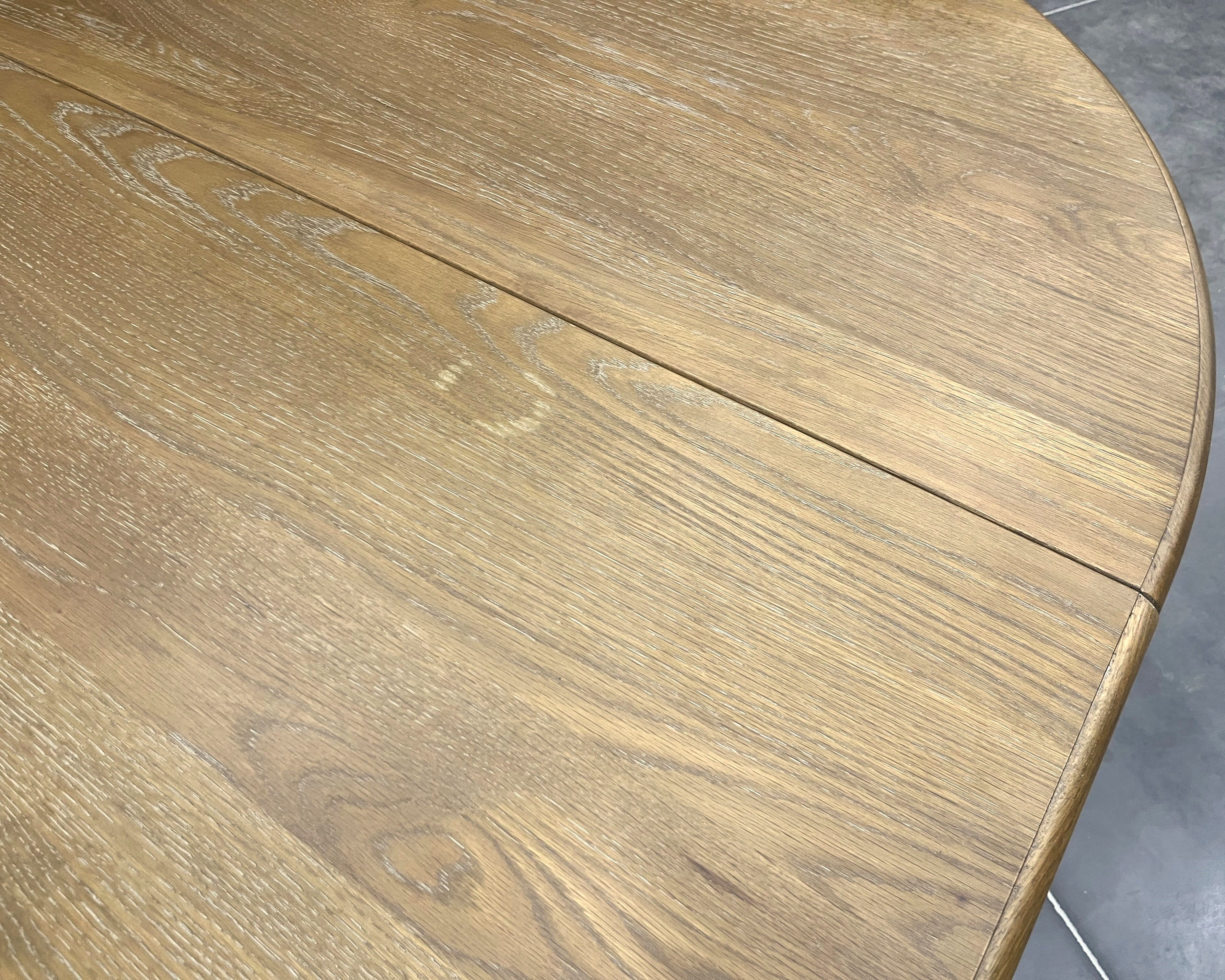 Elegant extendable oak table and black legs, 6/16 covers