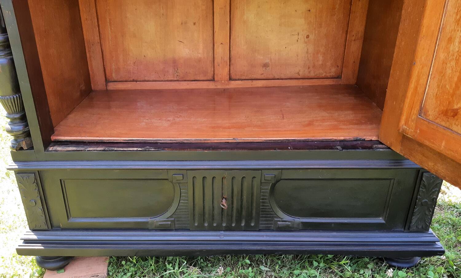 Dressmaker's cabinet with beveled triptych mirrors. (Mirror cabinet)