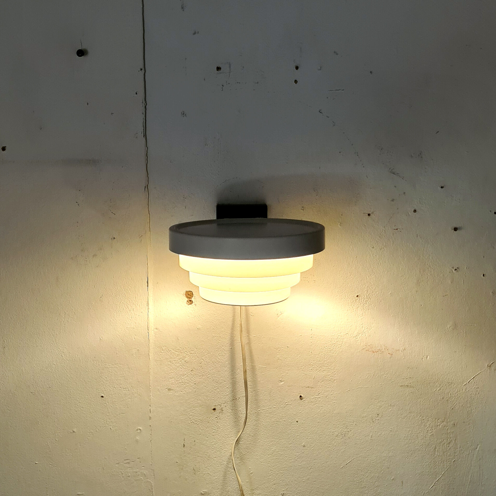Minimalist wall lamp by Raak, Netherlands 1950s