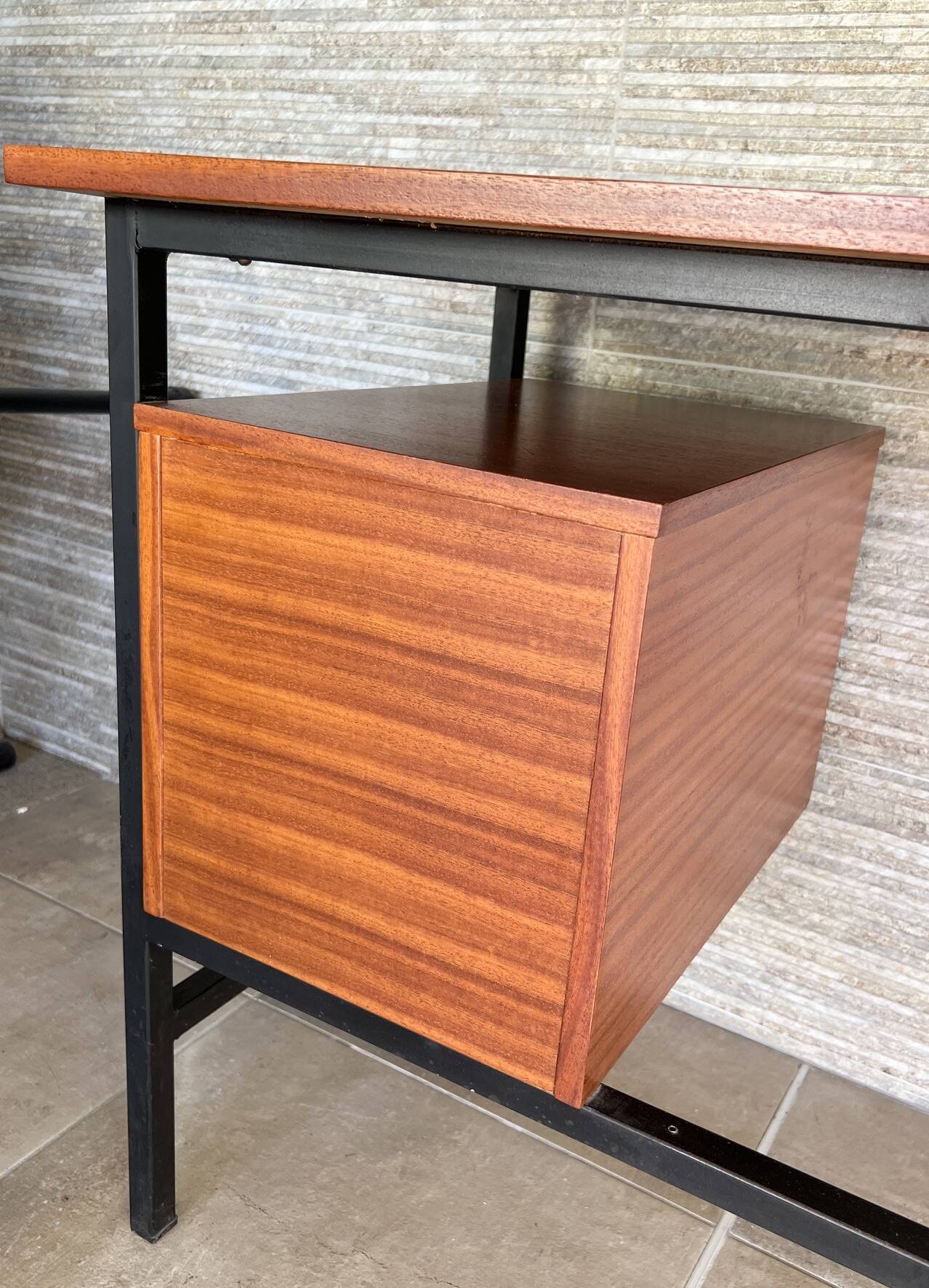 1960s modernist desk in wood and black metal, model CM172 by Paulin for Thonet.