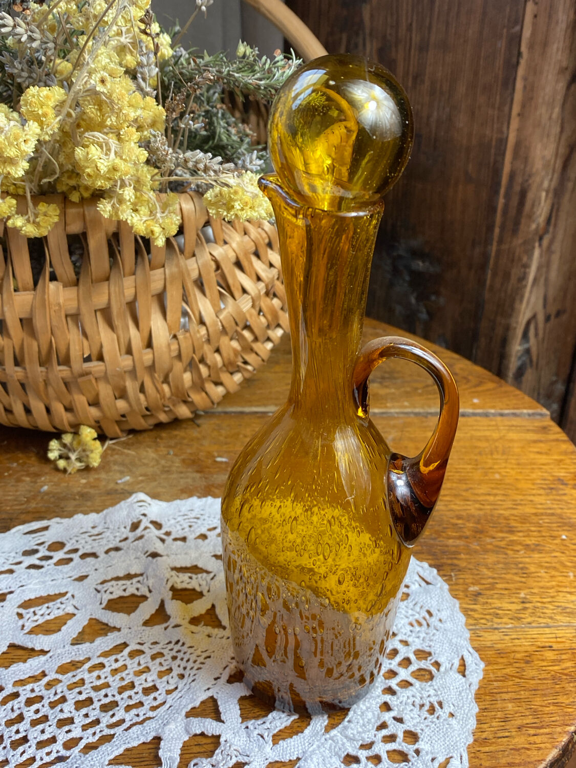 Blown glass oil dispenser with bubbles