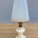 Lampe  bougeoir vintage faïence vanille liseré or et abat-jour rhodoïd plissé azur