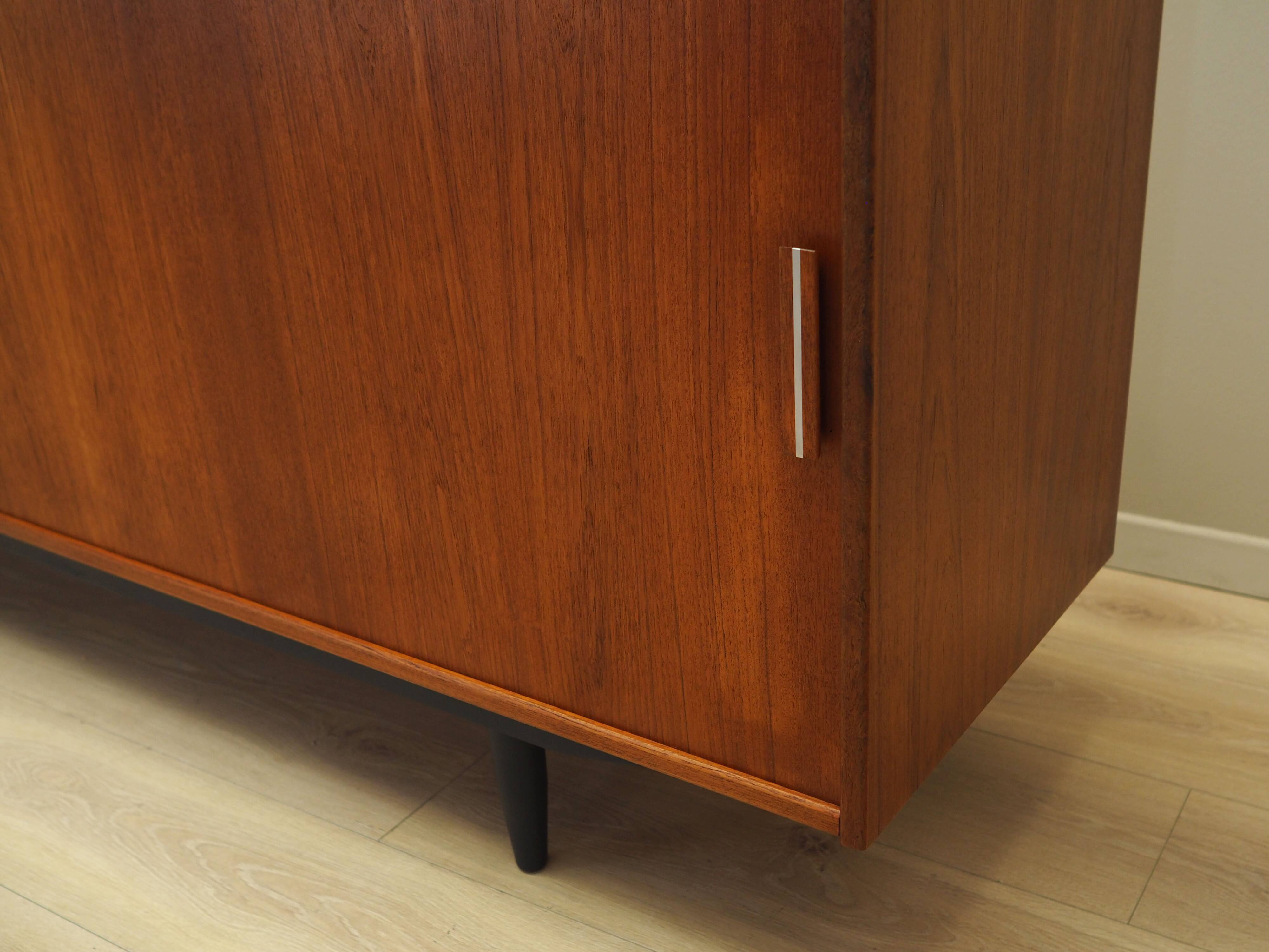 Buffet en teck, design danois, années 1970, production : Danemark