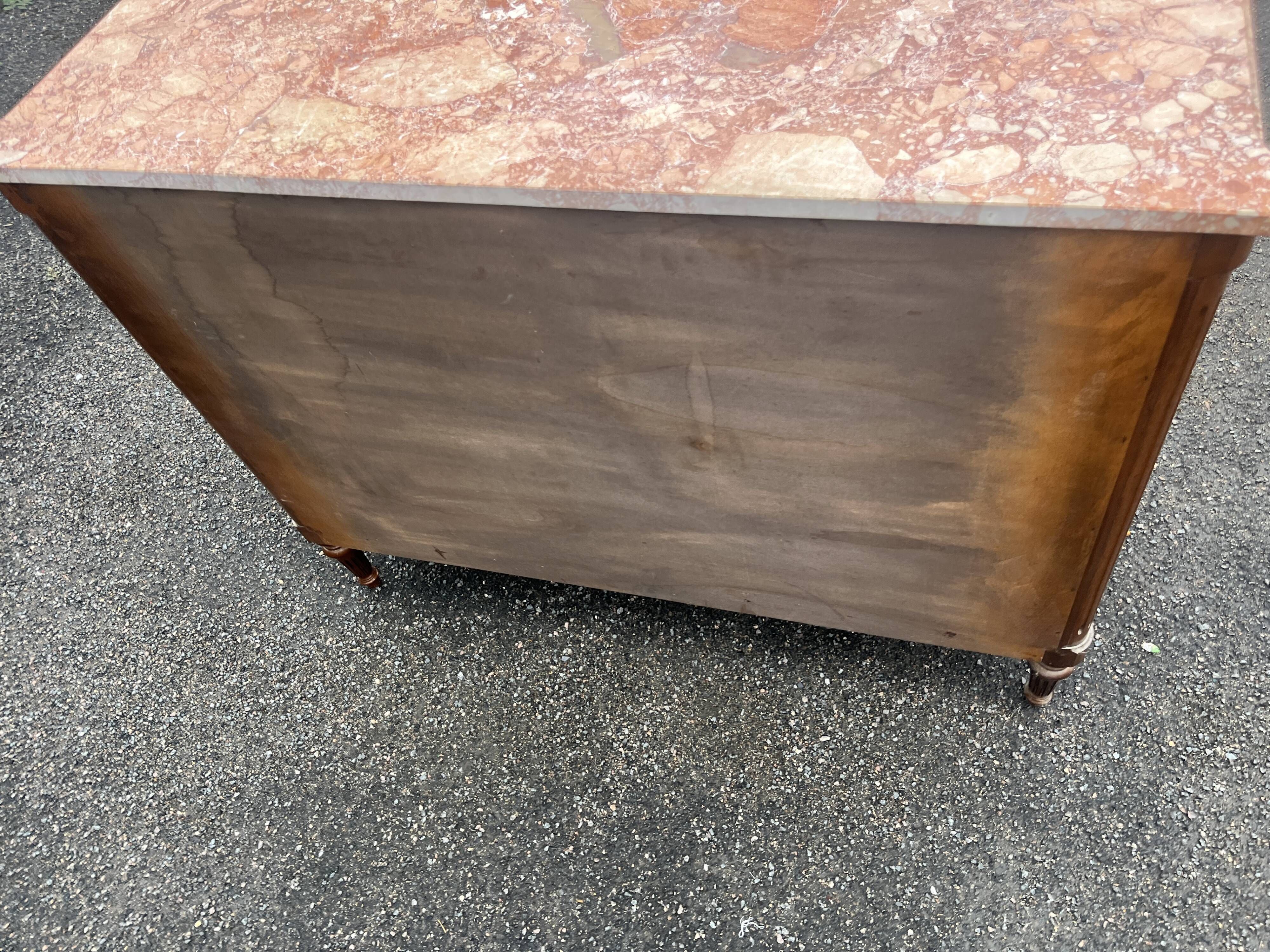 Commode de style Louis XVI en bois naturel, à quatre tiroirs, dessus de mar