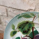 Ancienne assiette en barbotine motif prune Saint Amand Hamage