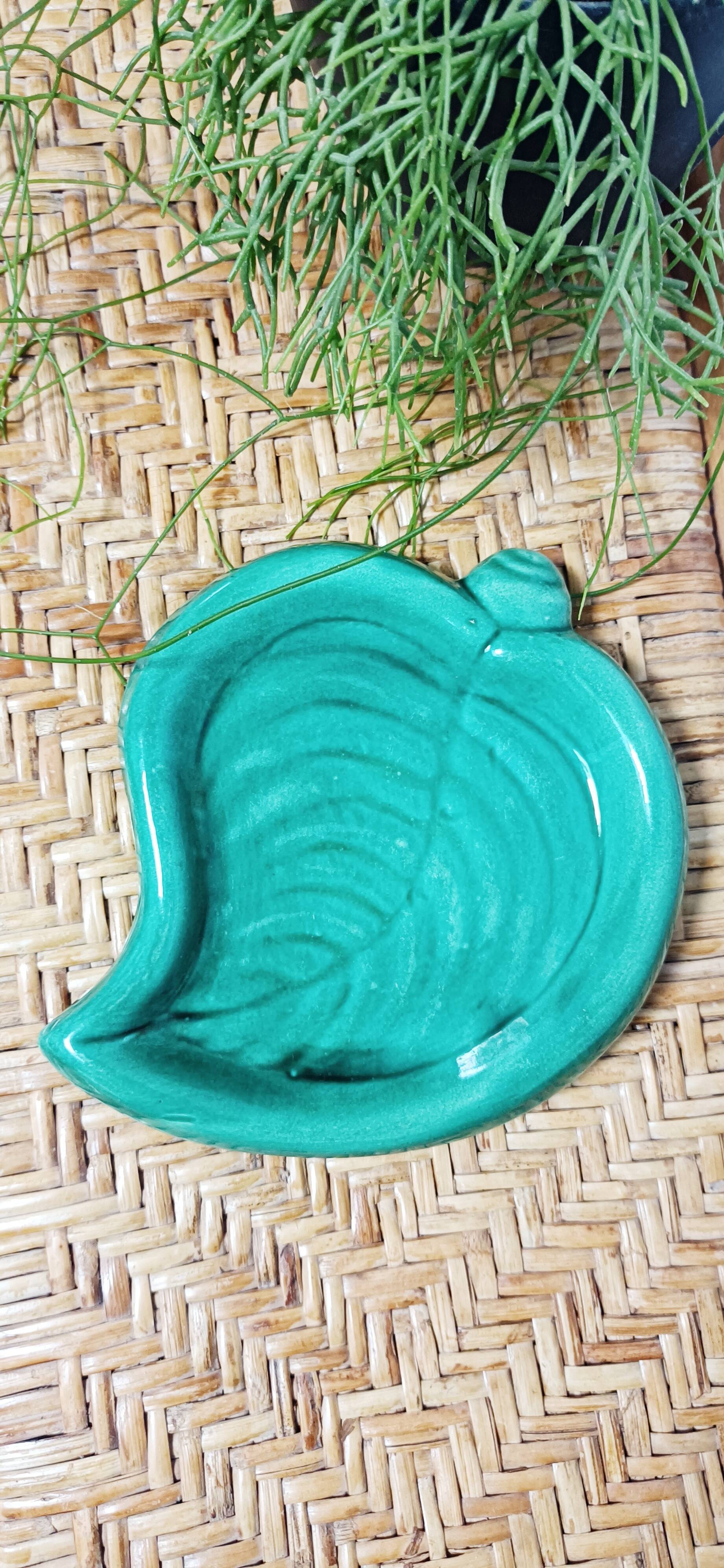 Vallauris green leaf bowl, empty pocket