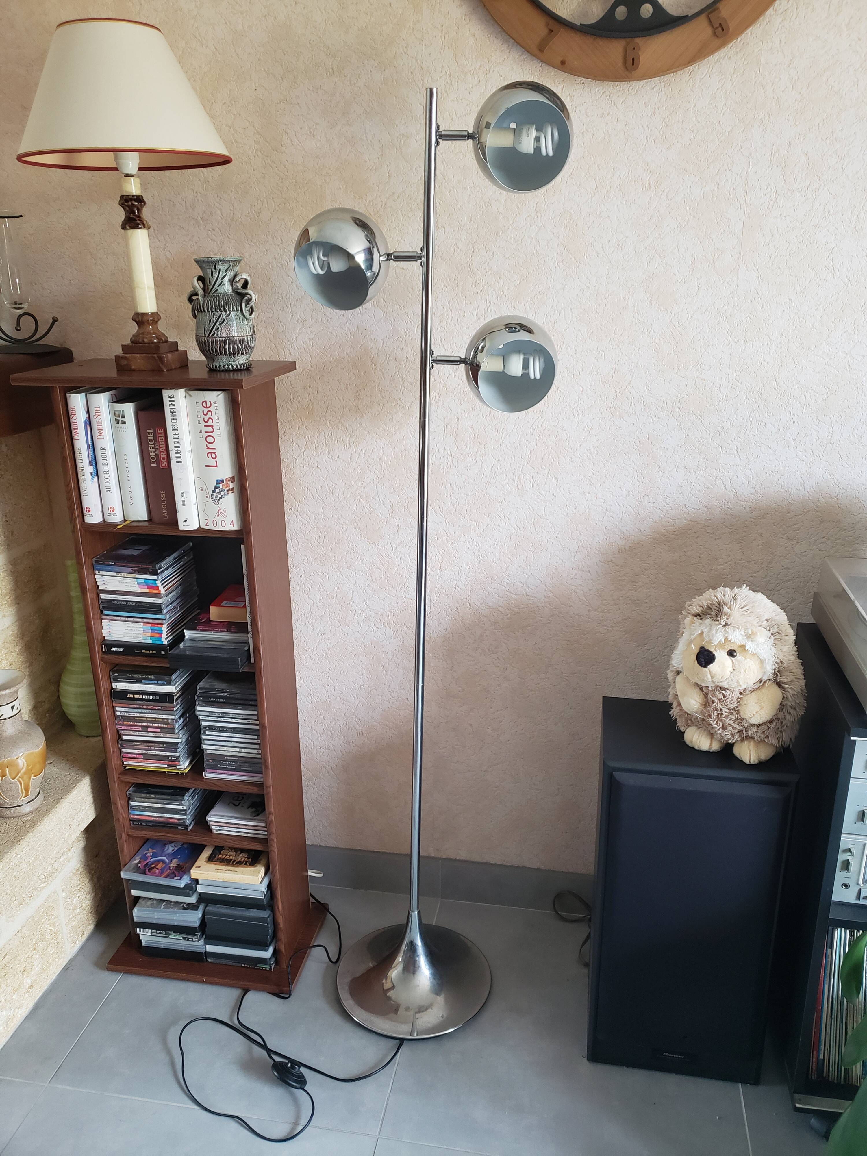 Eyeball floor lamp