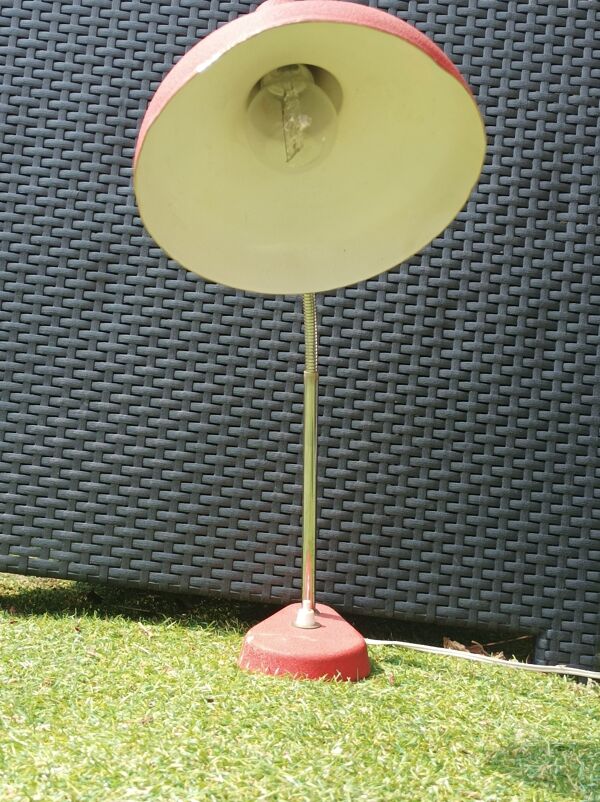 Lampe de table rouge et argent col de cygne