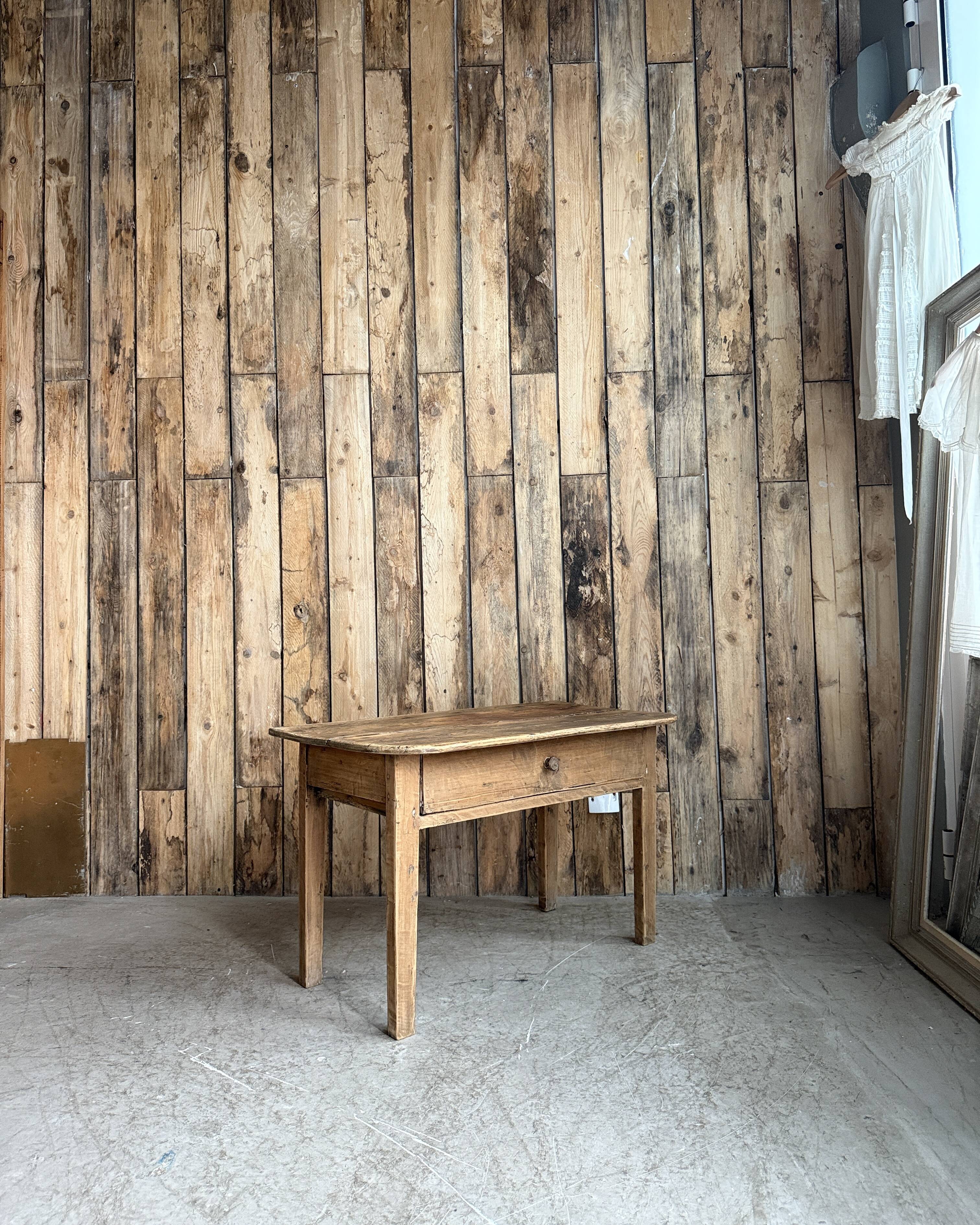 Petite console ou table de chevet en pin massif (rénovée)