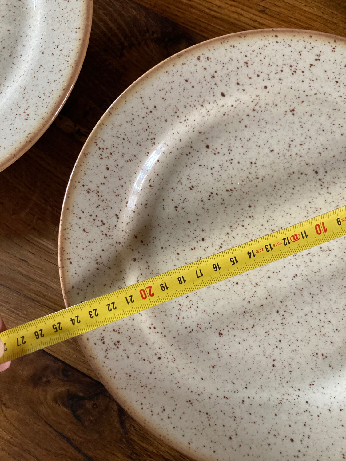 Four beige speckled plates