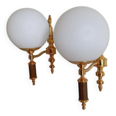 Paire d'appliques laiton doré et opaline