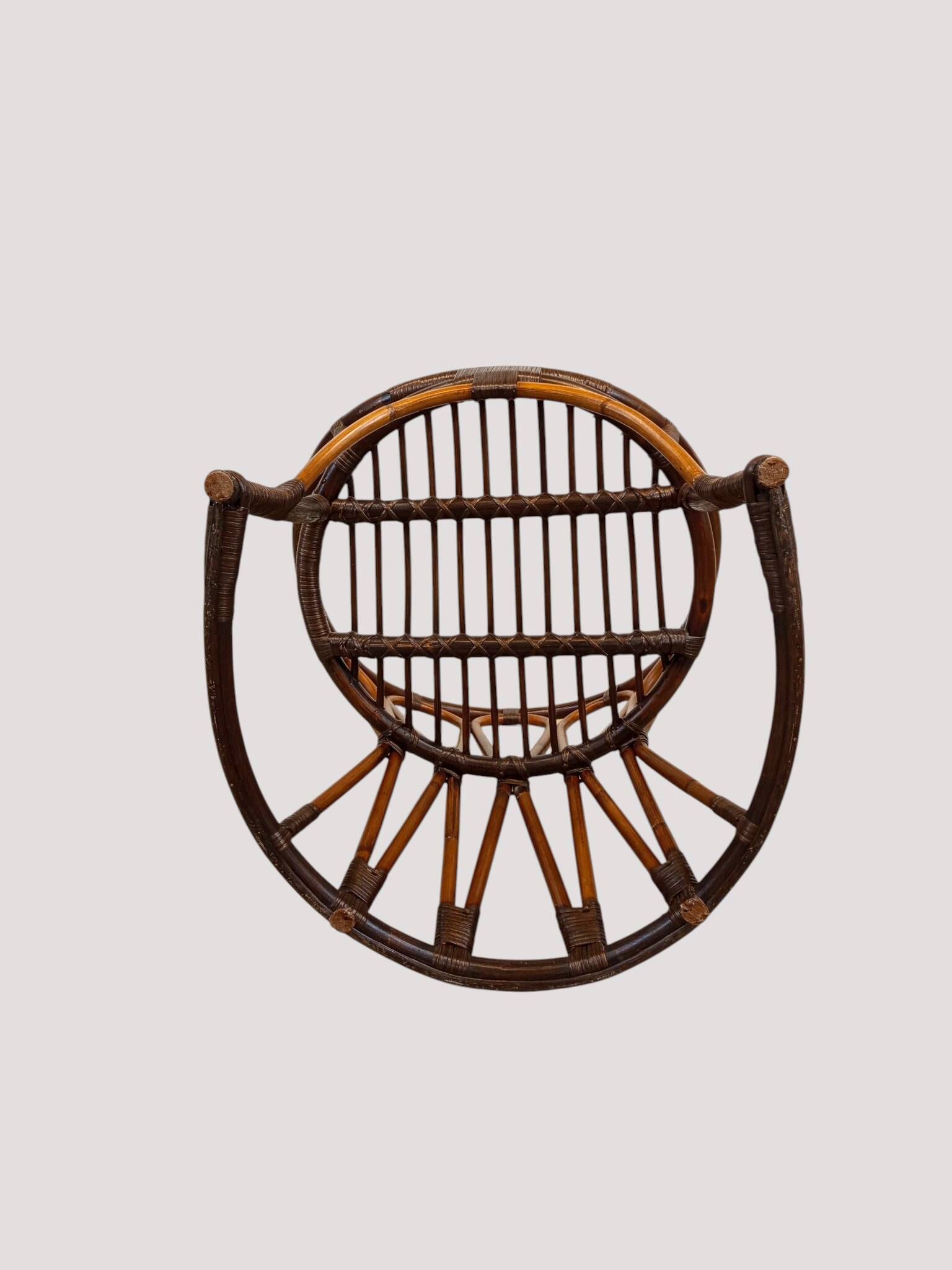 Fauteuil corbeille vintage en rotin à dossier soleil – Style Riviera, année