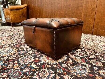 Chesterfield ottoman slipperbox