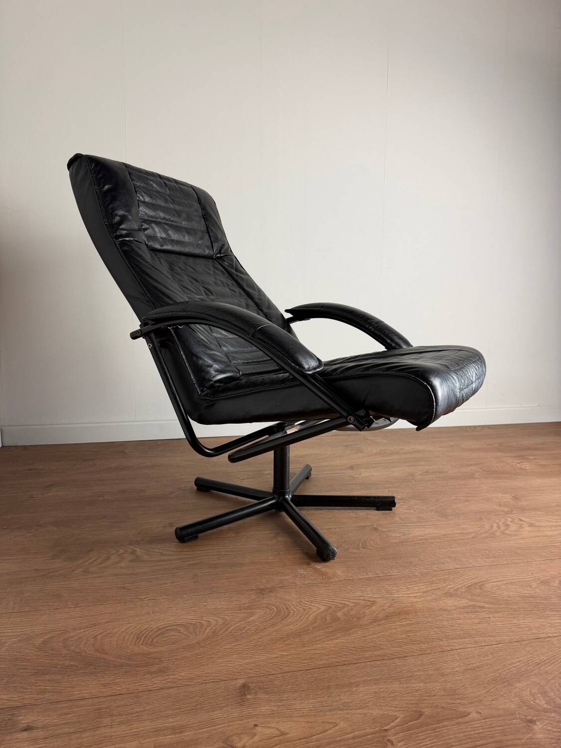 Danish swivel armchair in black leather – 1970s/80s - Skipper Furniture