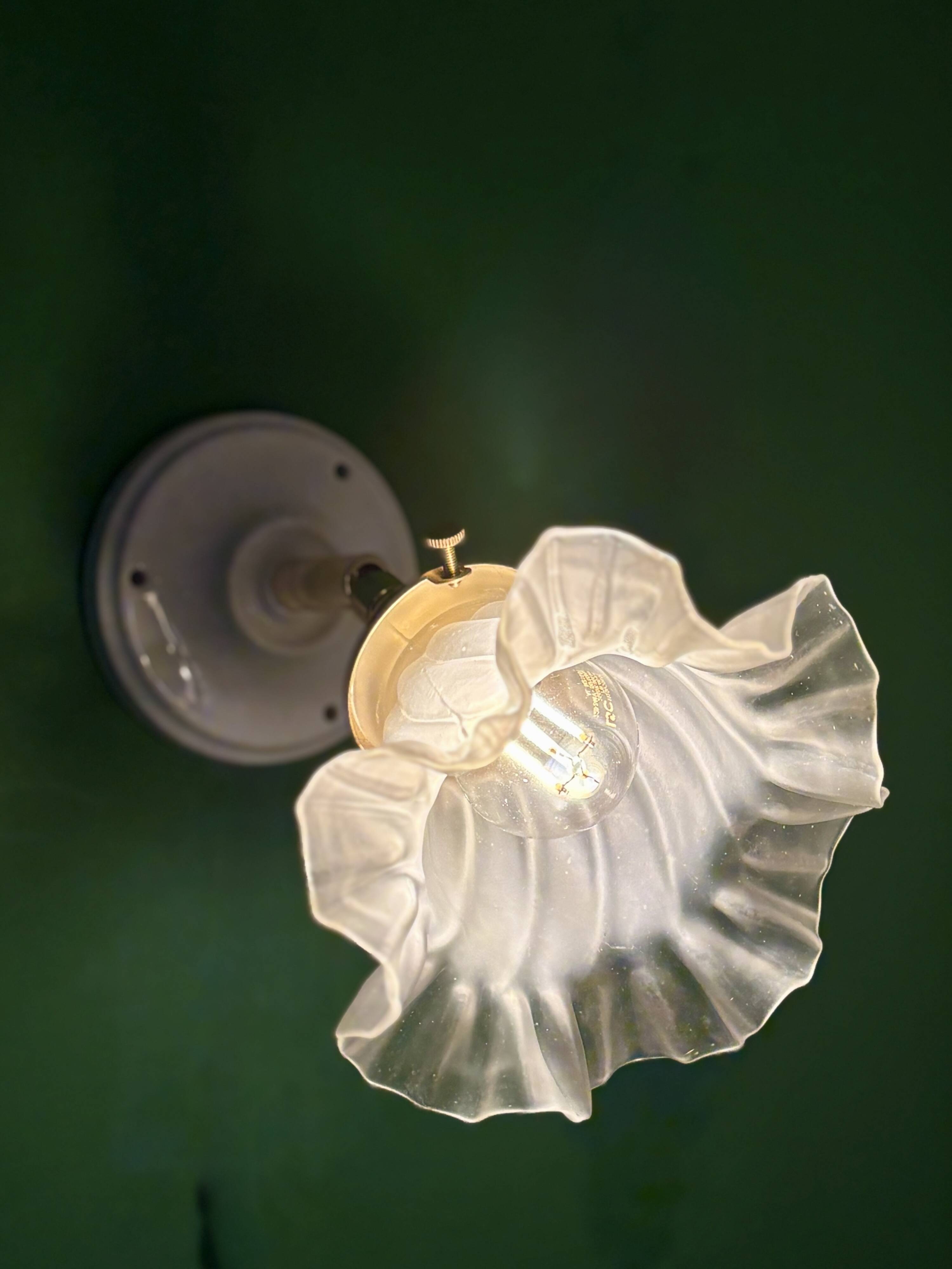 Applique tulipe vintage en verre dépoli