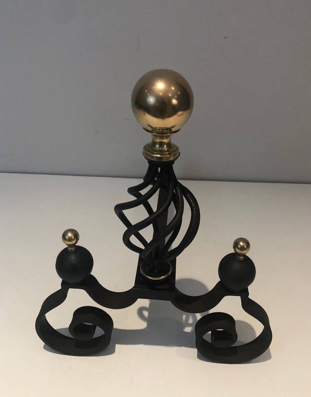 Paire de Chenets en Fer Forgé à Boules de Laiton Poli et Corps en Cage Ajou
