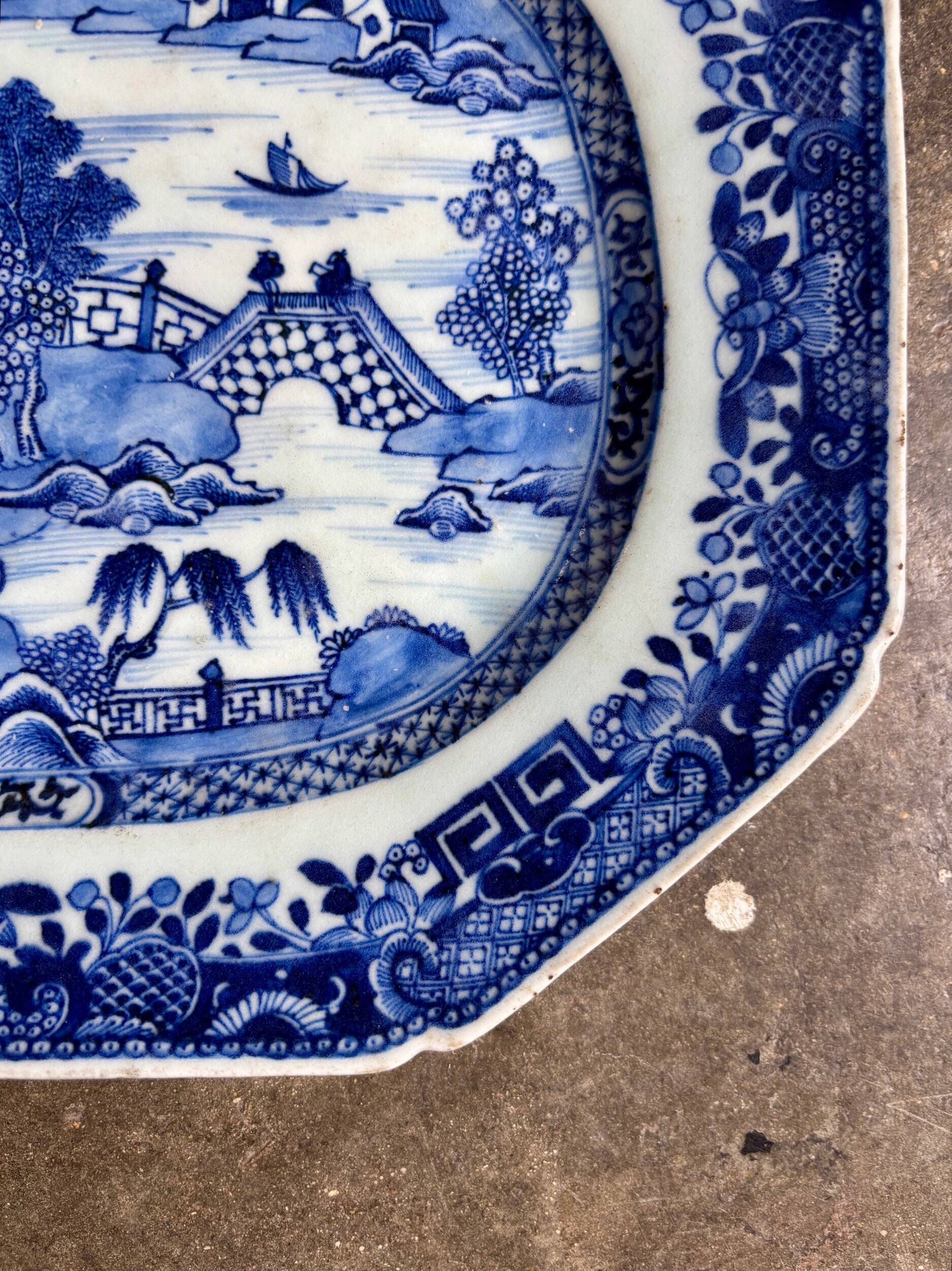 Octagonal dish in hand-painted porcelain, 18th century.