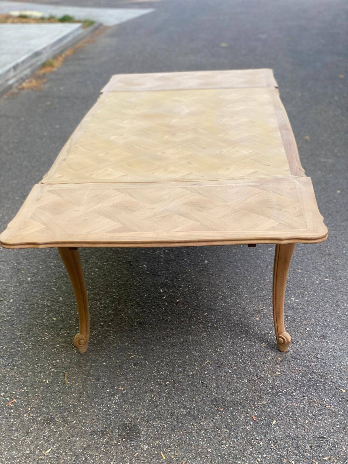 Table à manger Louis XV extensible rénovée en bois brut