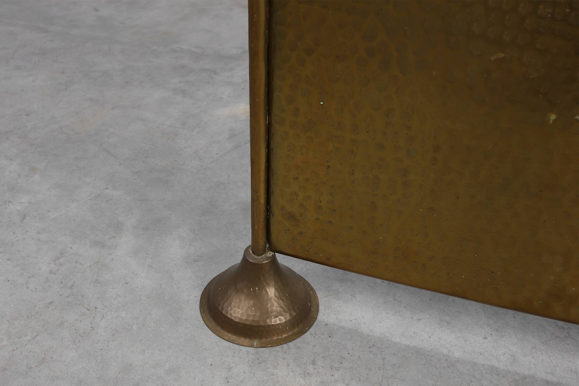 Écran de cheminée en cuivre martelé Art Déco élégant, France années 1920