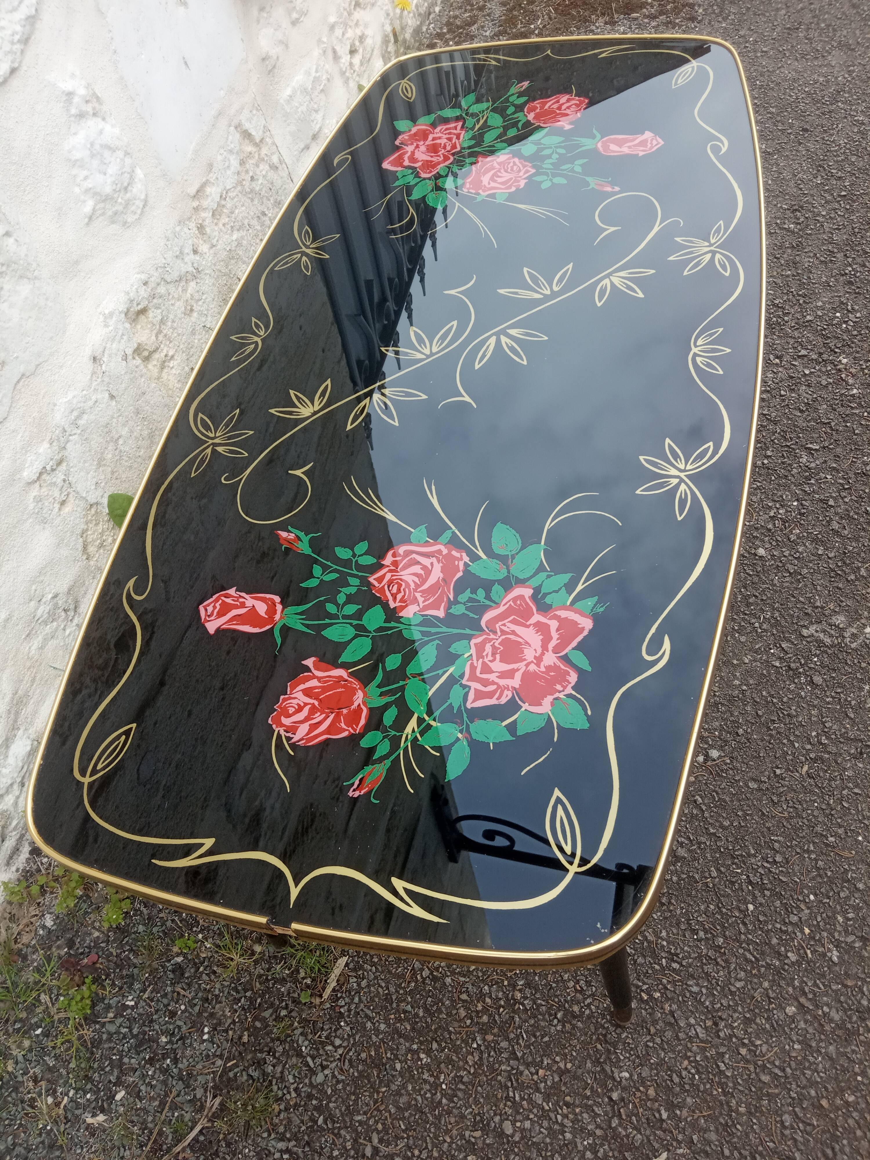 Vintage coffee table floral pattern