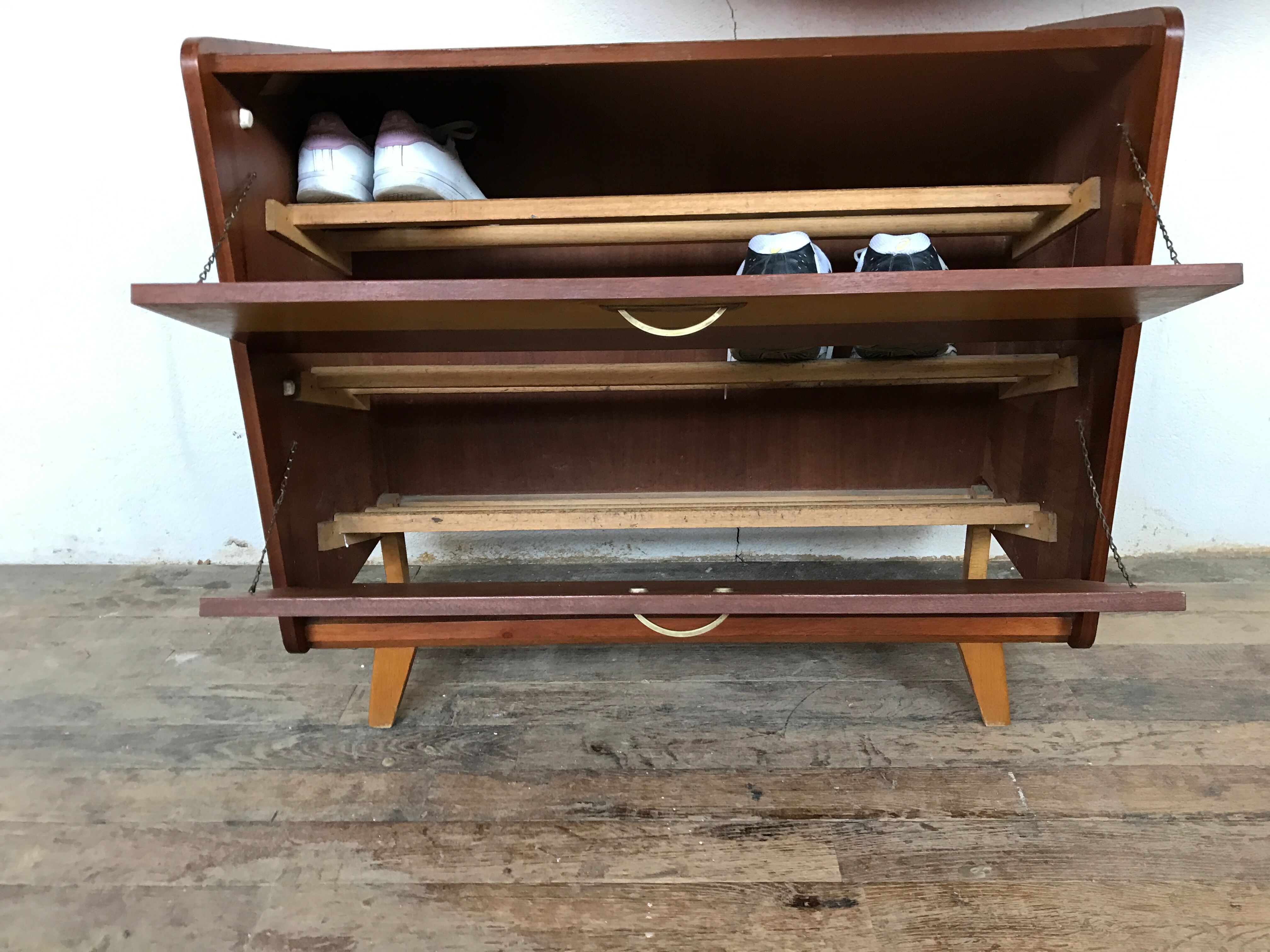 Furniture shoe bi color from the 1950s to feet compass