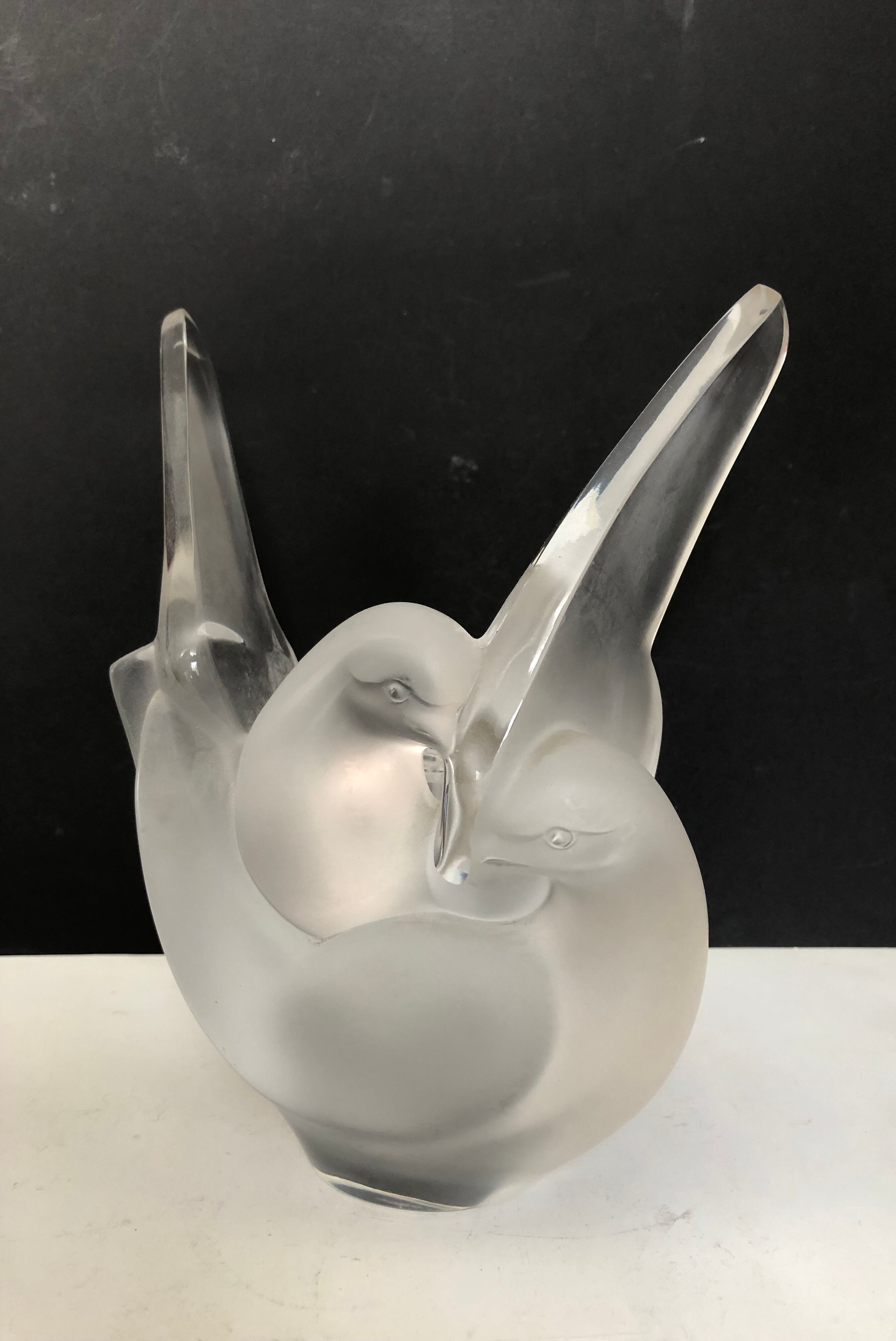 Vase stings flowers with doves Lalique