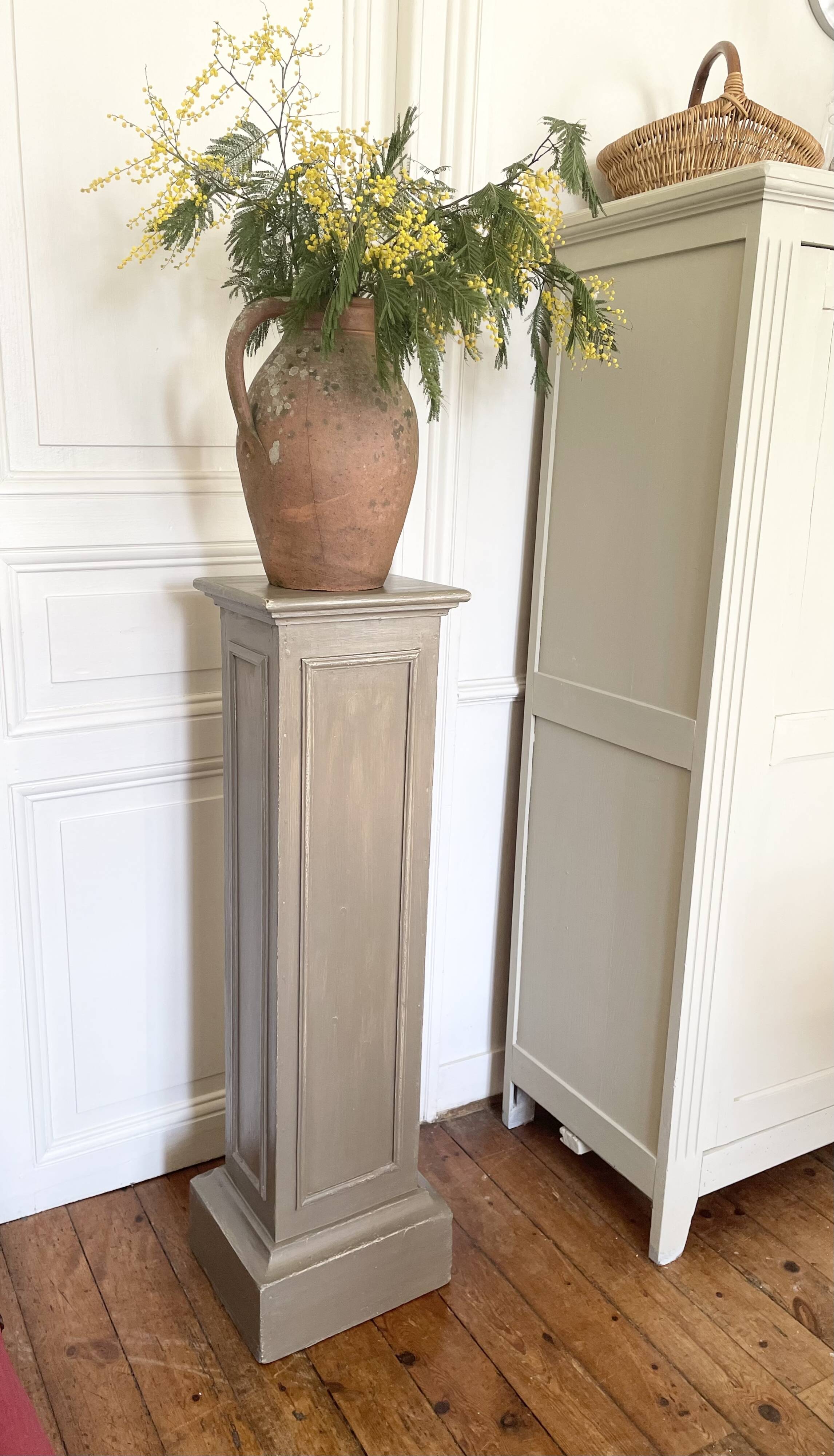 Colonne en bois peint