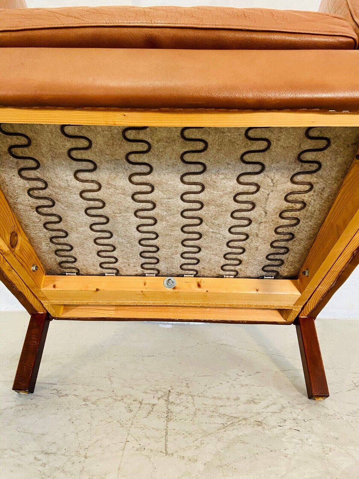 Fauteuil lounge scandinave vintage en cuir cognac, style milieu du siècle