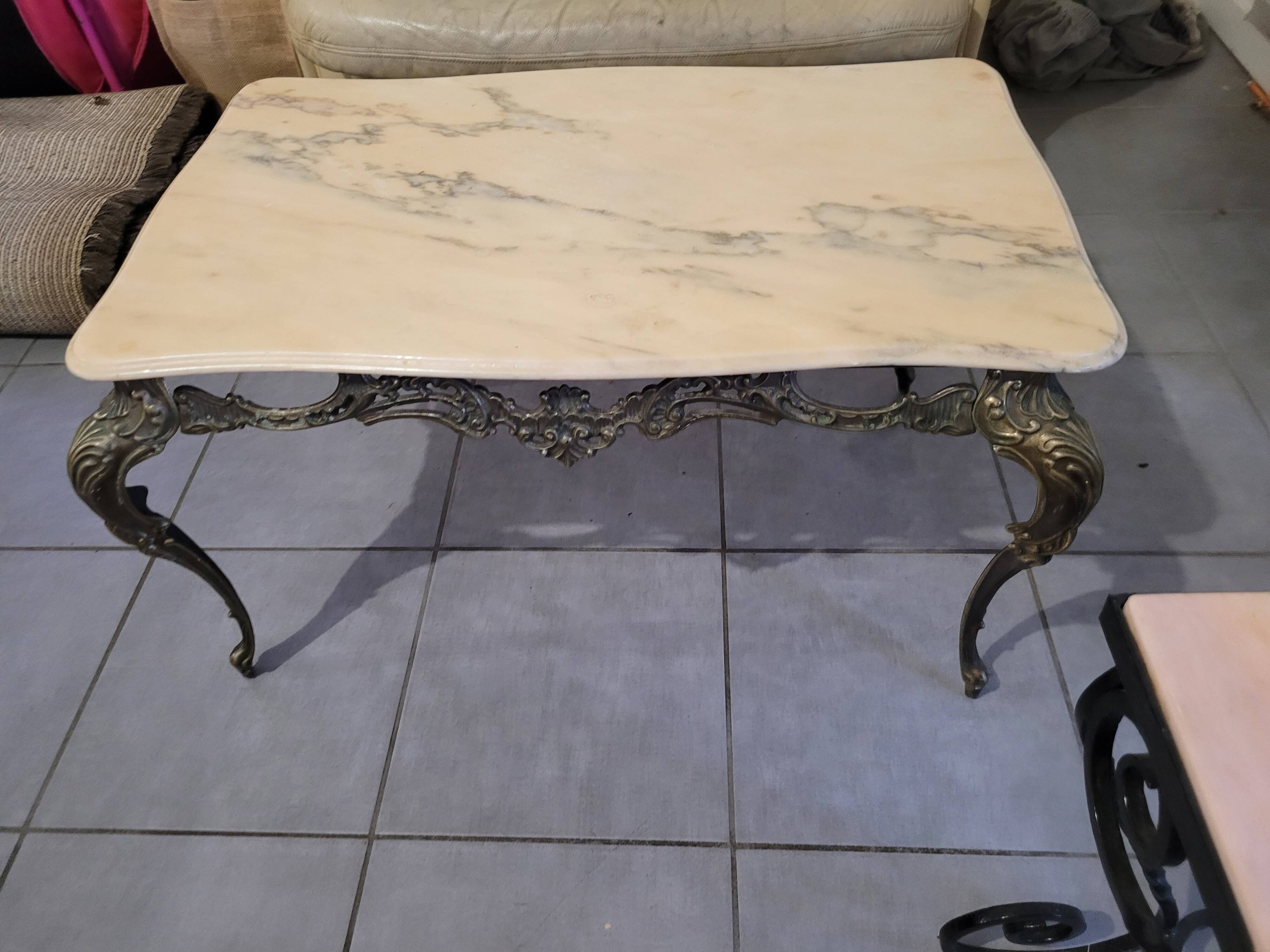 Table en marbre et laiton