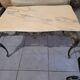 Table en marbre et laiton