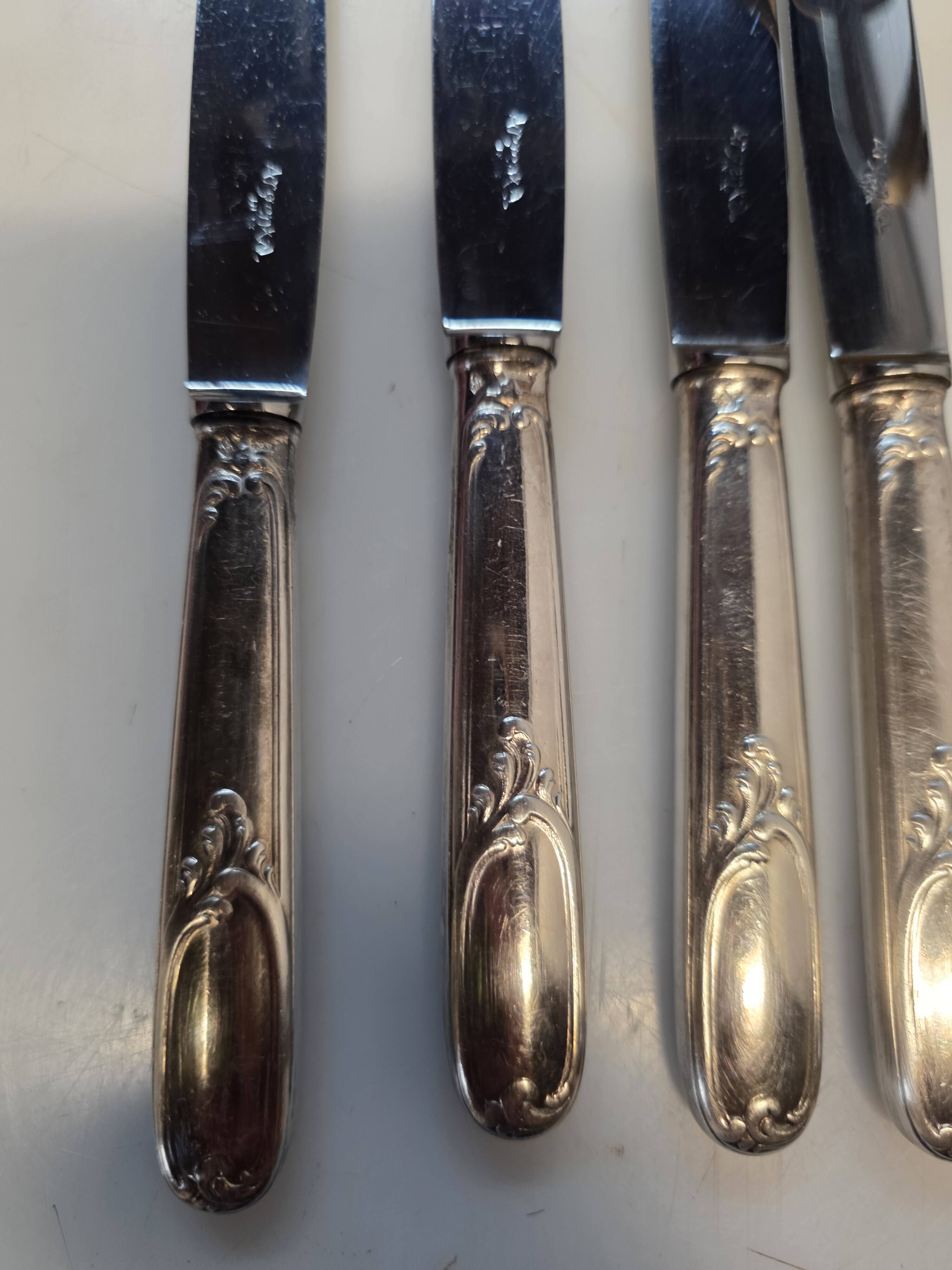 24 couteaux en métal argenté