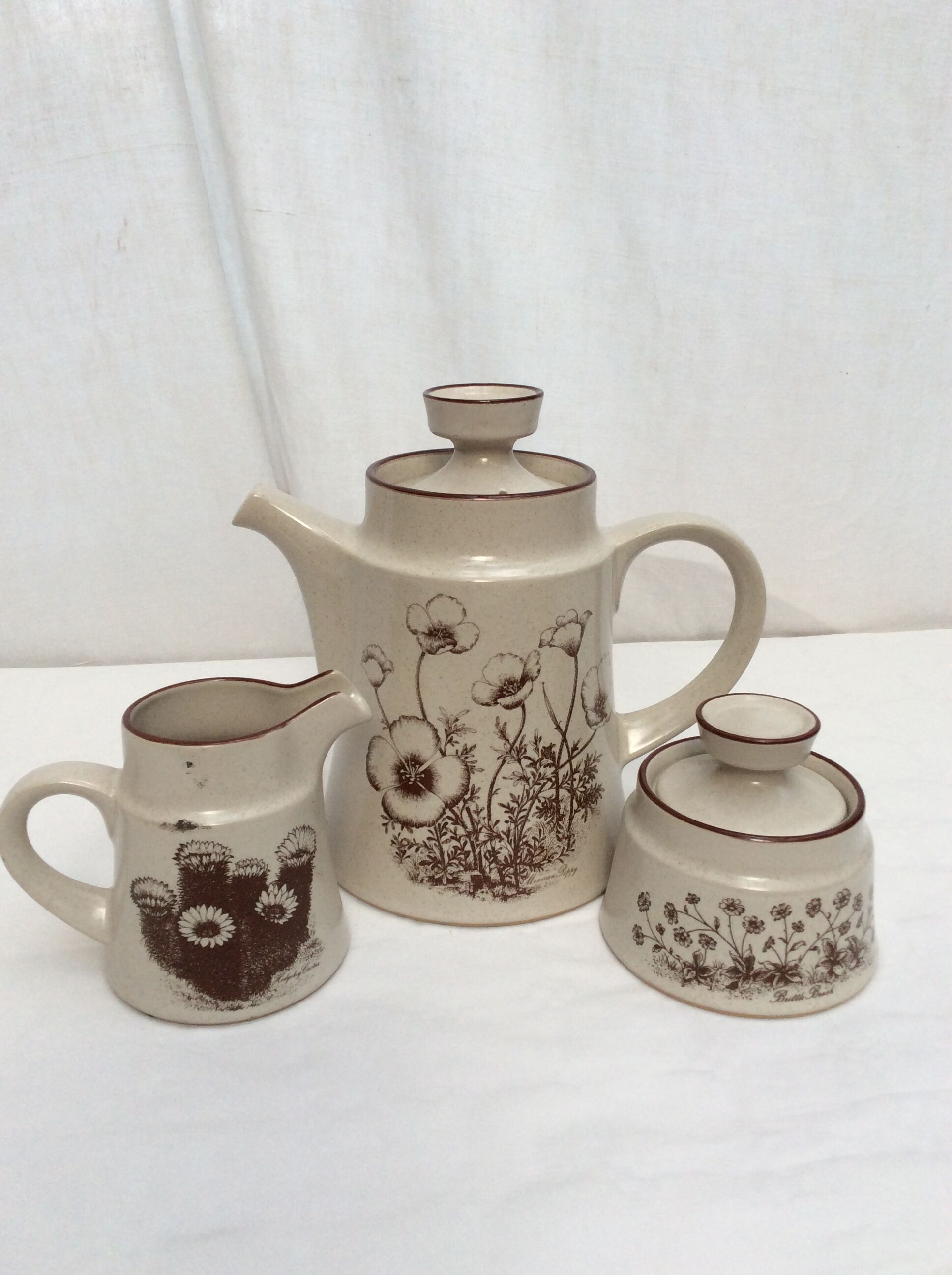 Lots of teapot, sugar bowl and milk jug from the 1970s, Japanese manufacture, dimensions: H-22xL22 cm