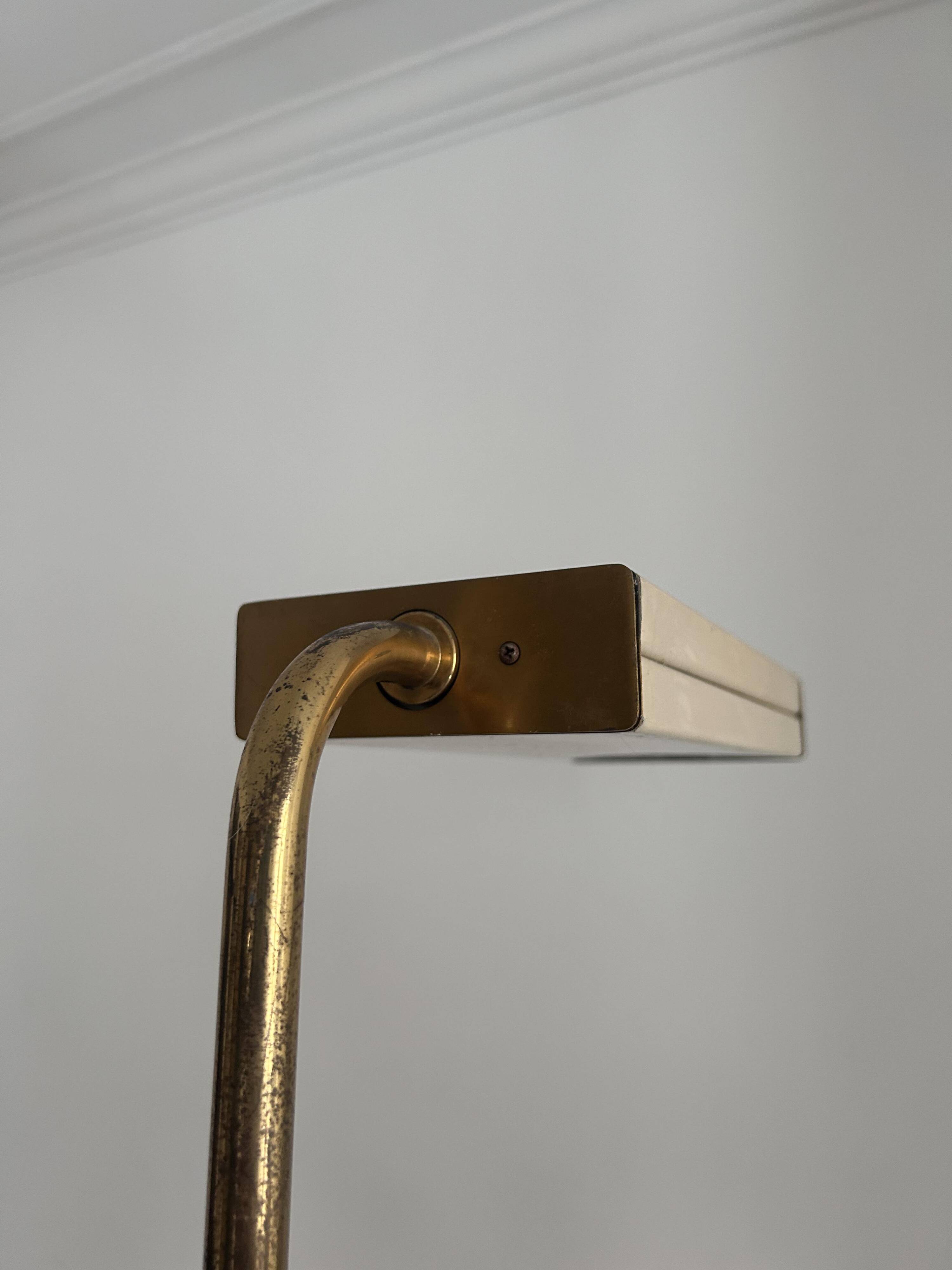 Lampadaire vintage, laiton massif et métal laqué crème, Italie 1970