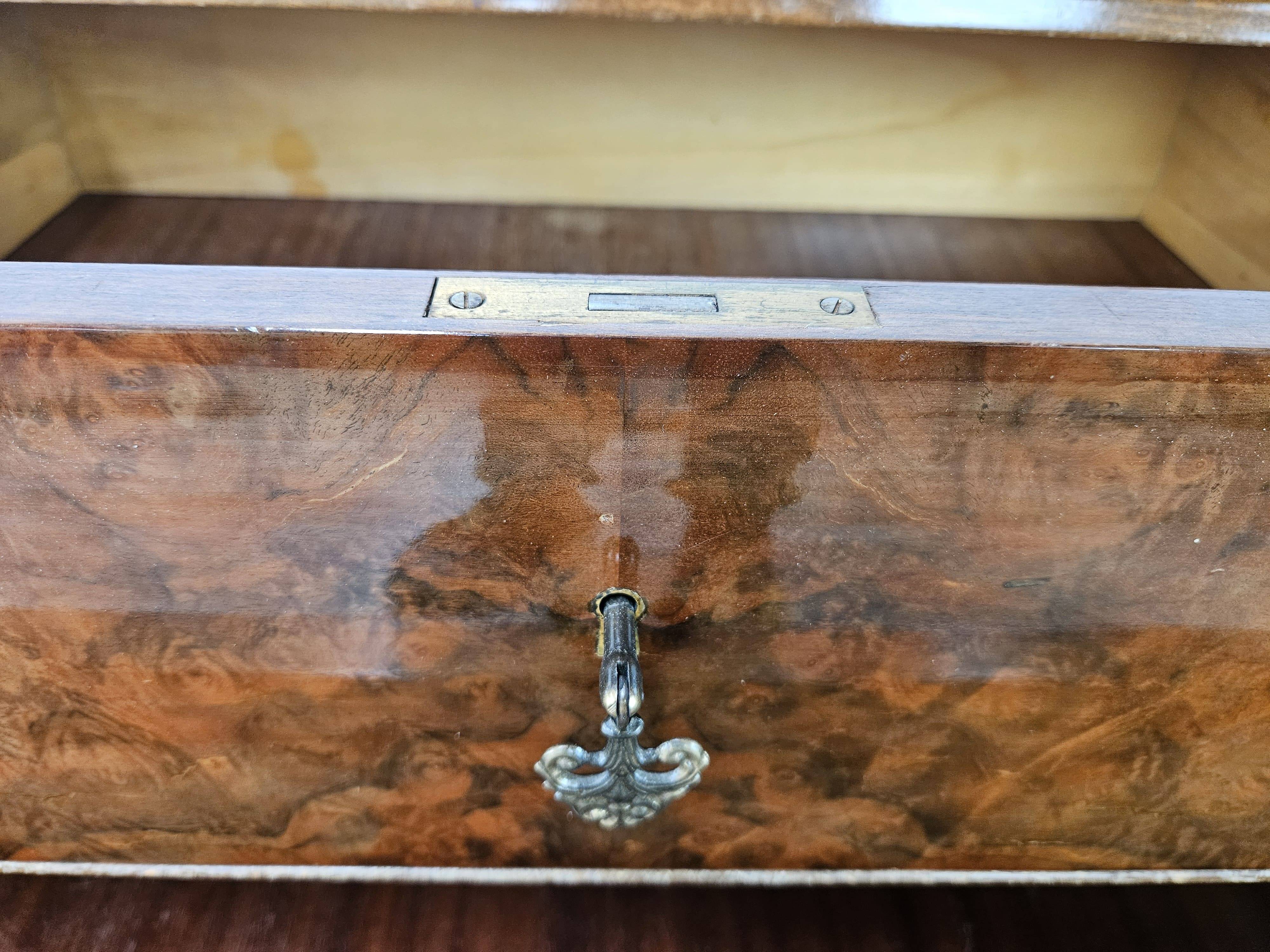 Commode en noyer avec dessus en verre double.