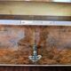 Commode en noyer avec dessus en verre double.