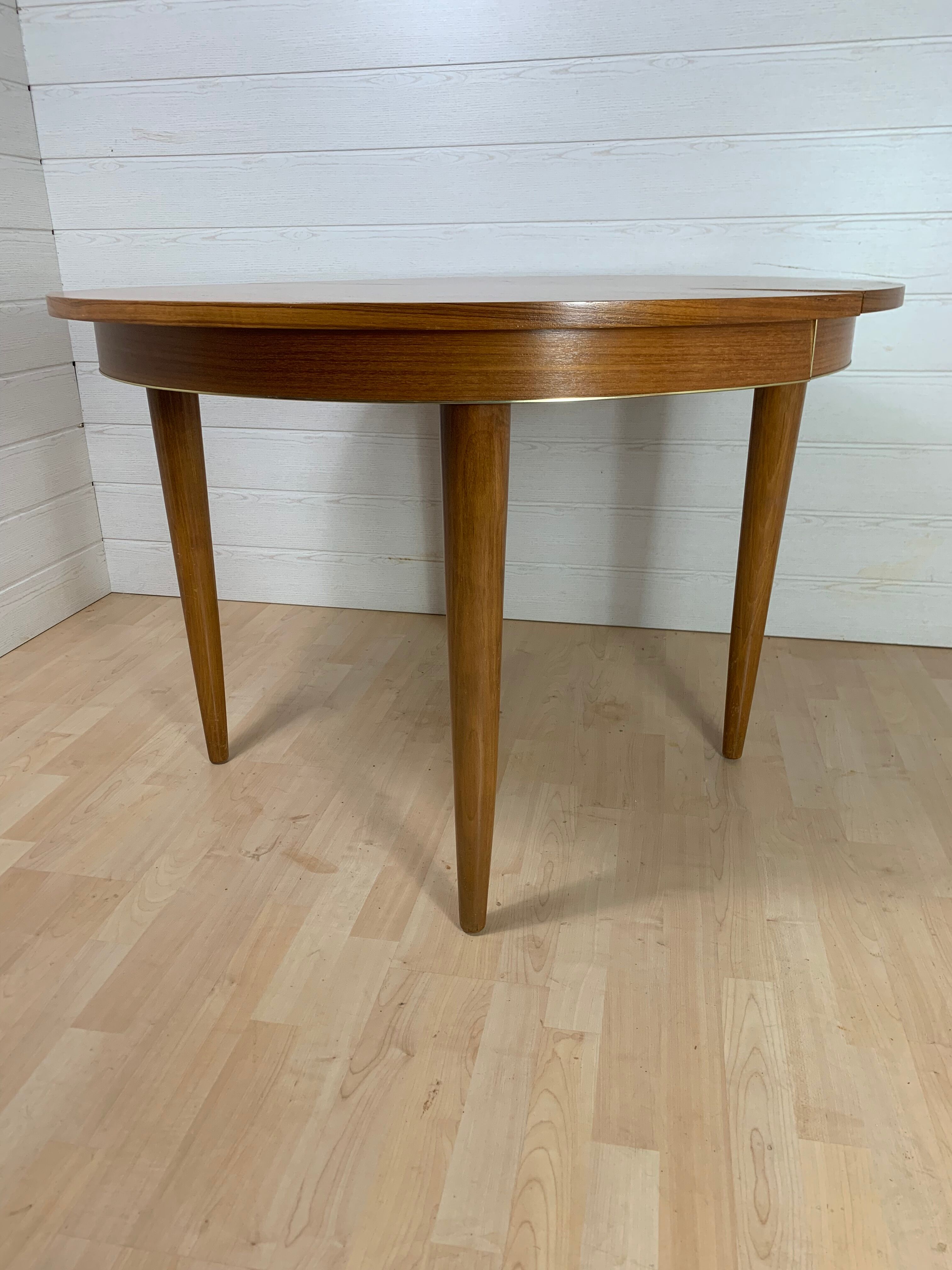 Vintage round table in walnut 1960