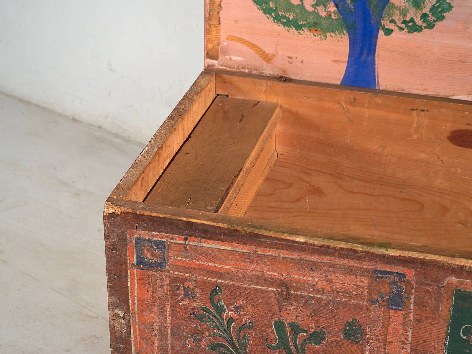 Antique trunk with floral motifs (c.1920) #24
