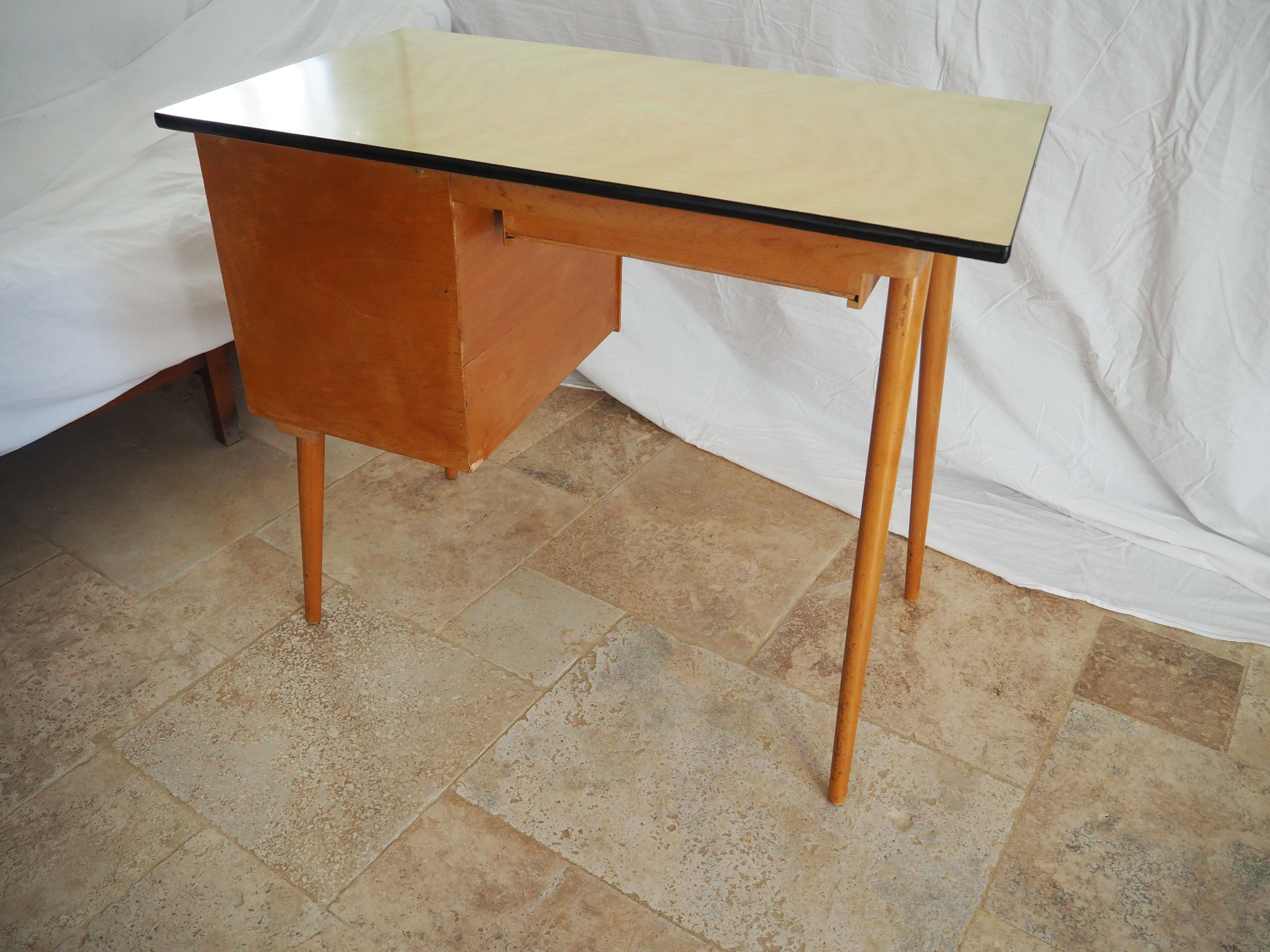 Bureau en bois plateau formica des années 60