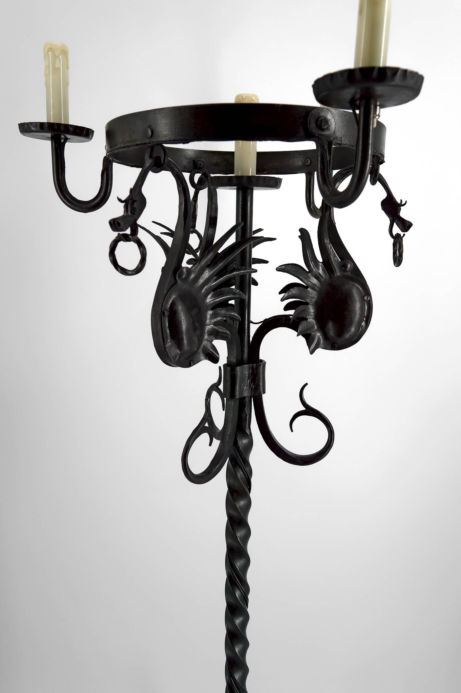 Important lampadaire en fer forgé à décor de dragons, Italie, vers 1900