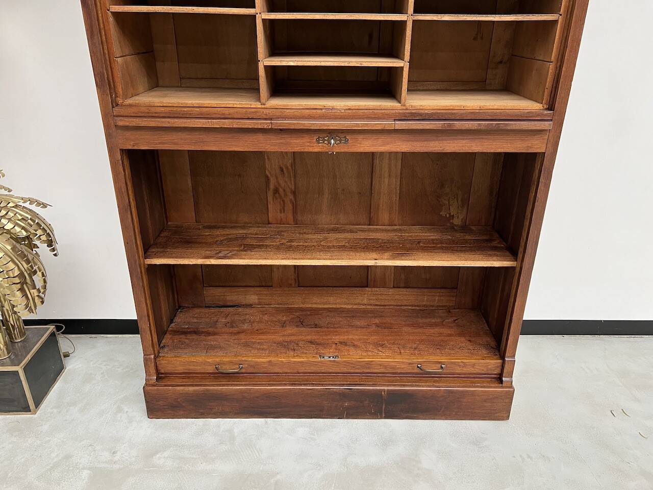 Armoire à rideaux en chêne massif, circa 1930