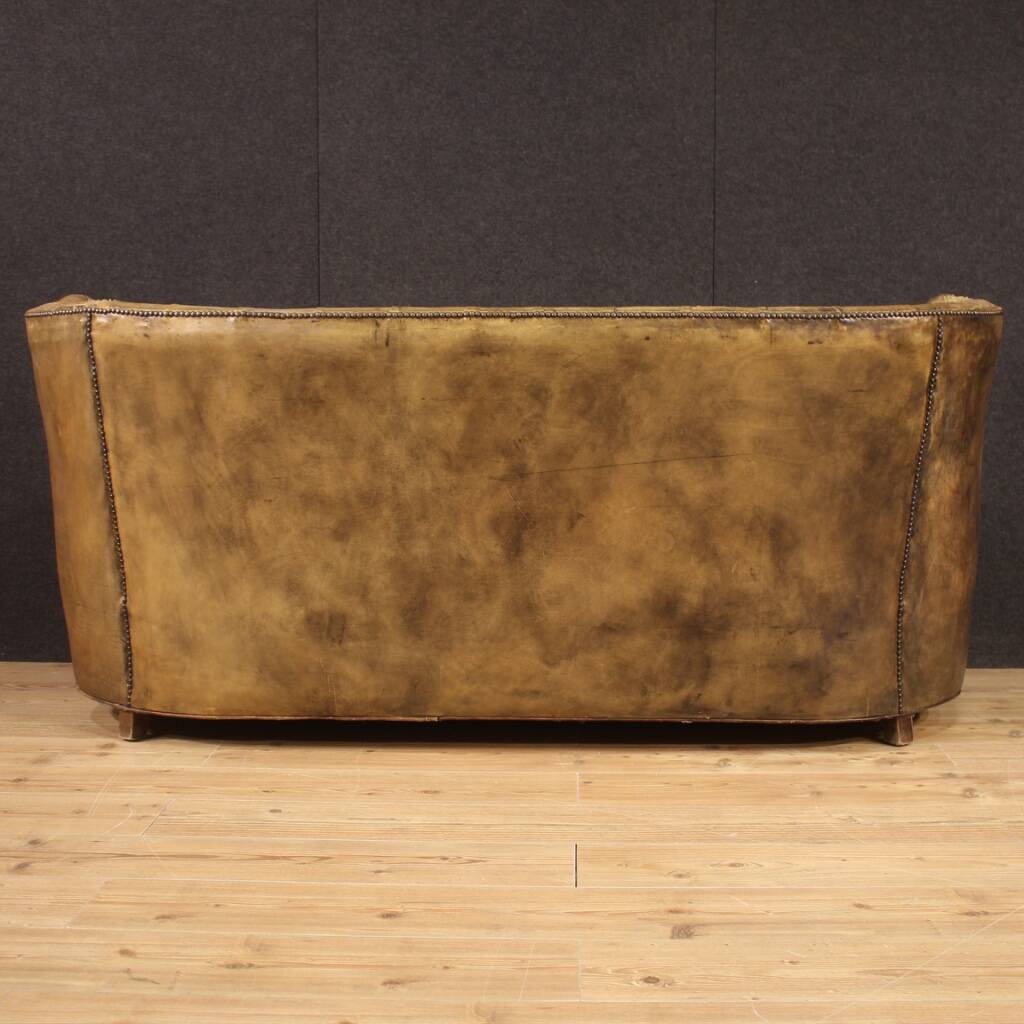 Grand canapé anglais Chesterfield en cuir des années 20